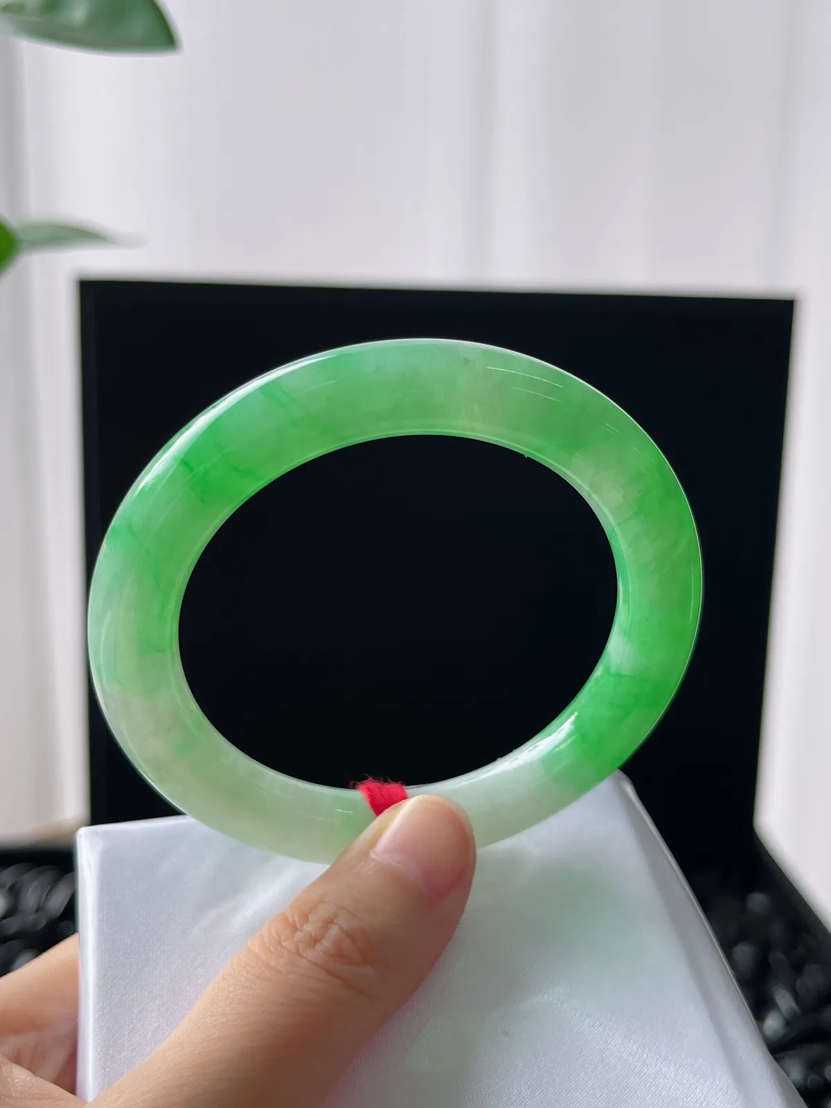 圆镯52.2圈口，翡翠冰糯种飘绿手镯