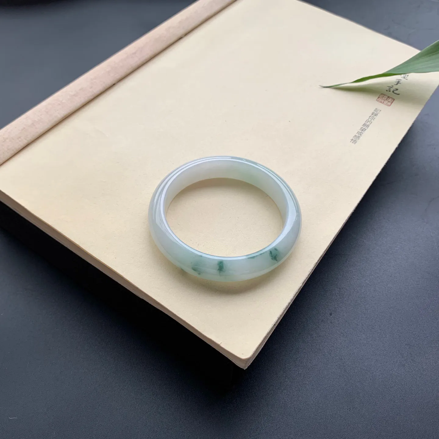 55.5圈口飘花正圈手镯 尺寸：55.5-12.6-7.6，无纹裂，细腻光滑，花色飘逸