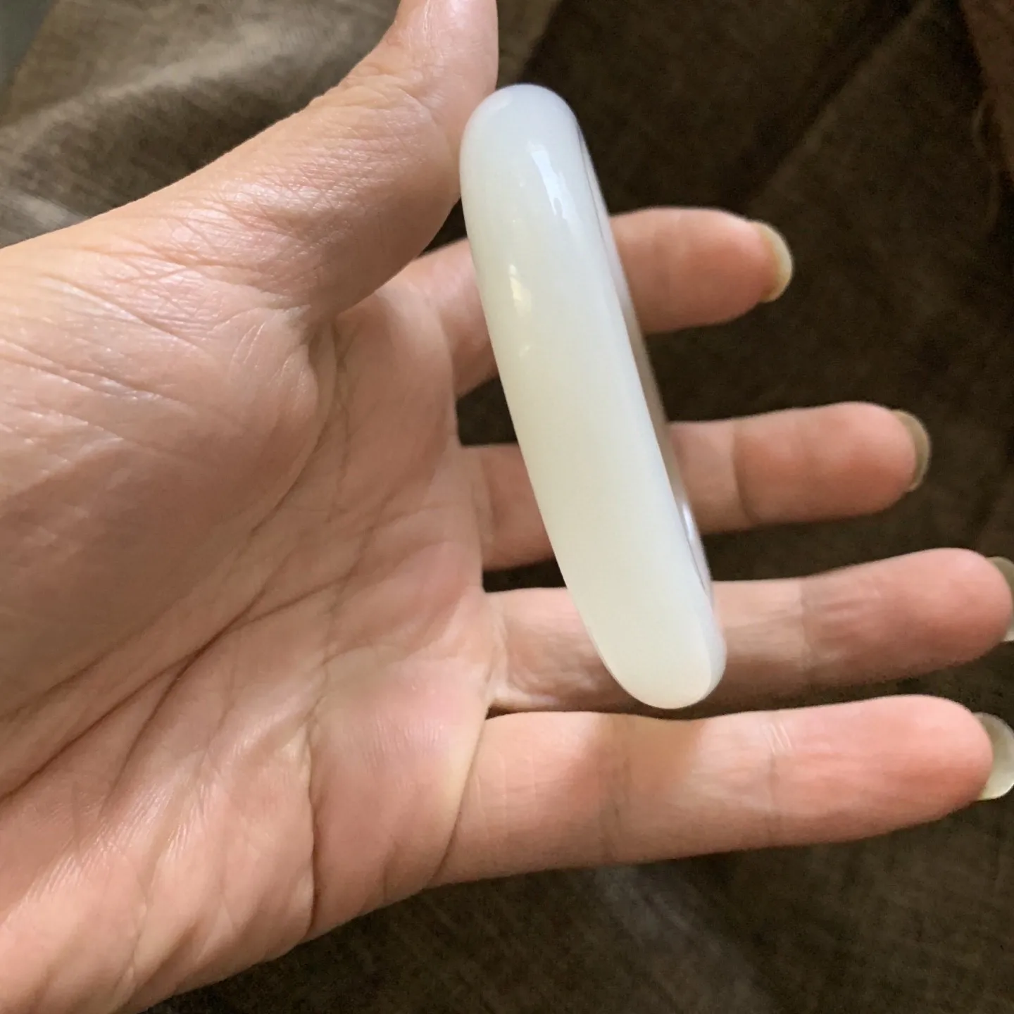 57圈口和田玉蜂蜜水手镯【挽间柔情】，镯型古朴典雅。在诗情画意的雨巷相遇，你是我腕间的一抹风情，有你眸有深情.清风荡漾湖间静水，我愿俯身低眉，在烟波涟漪处寻你