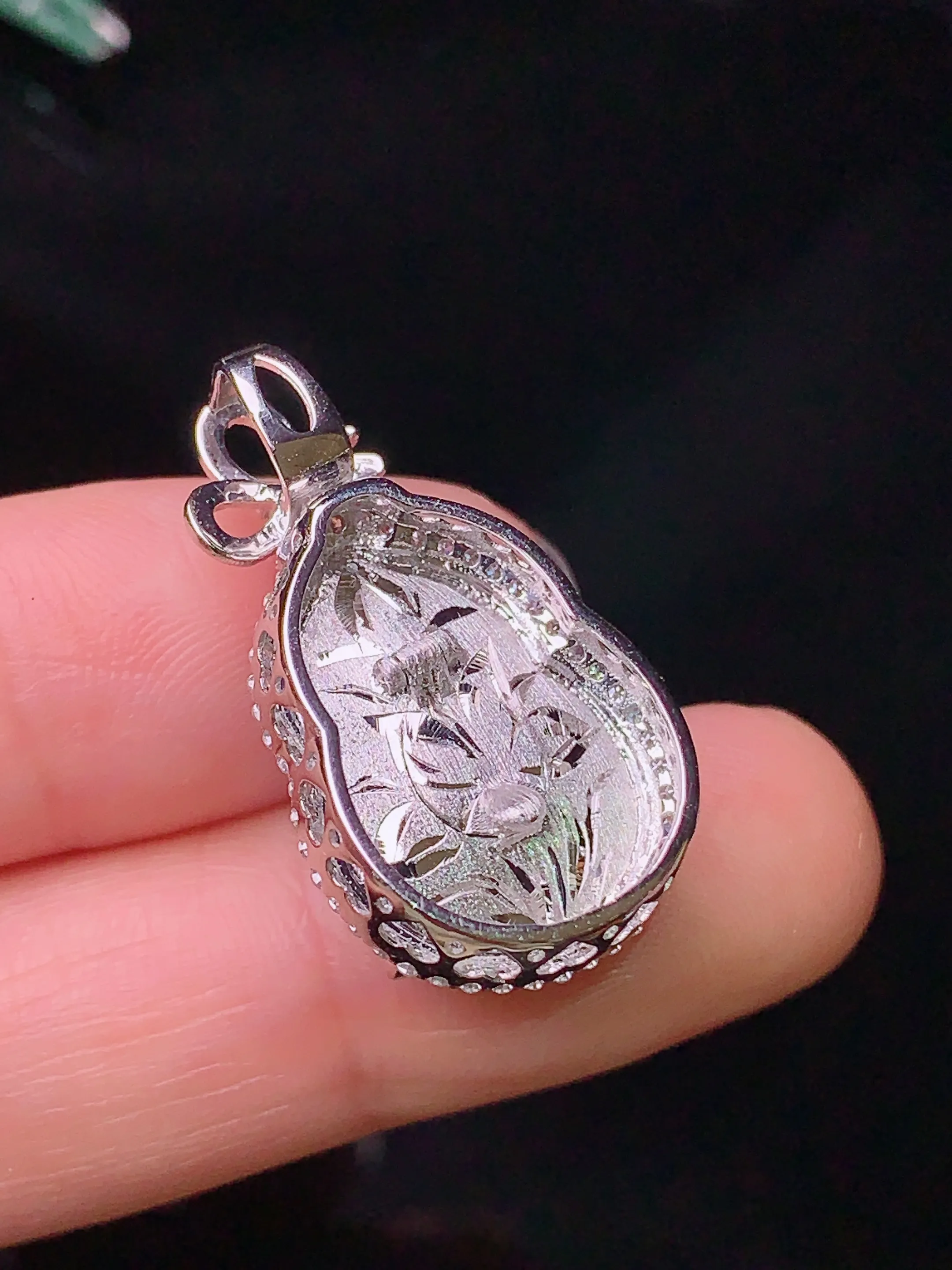 18k金钻镶嵌翠绿葫芦吊坠 玉质细腻 色泽清新艳丽 整体尺寸27.3*15.2*11.5