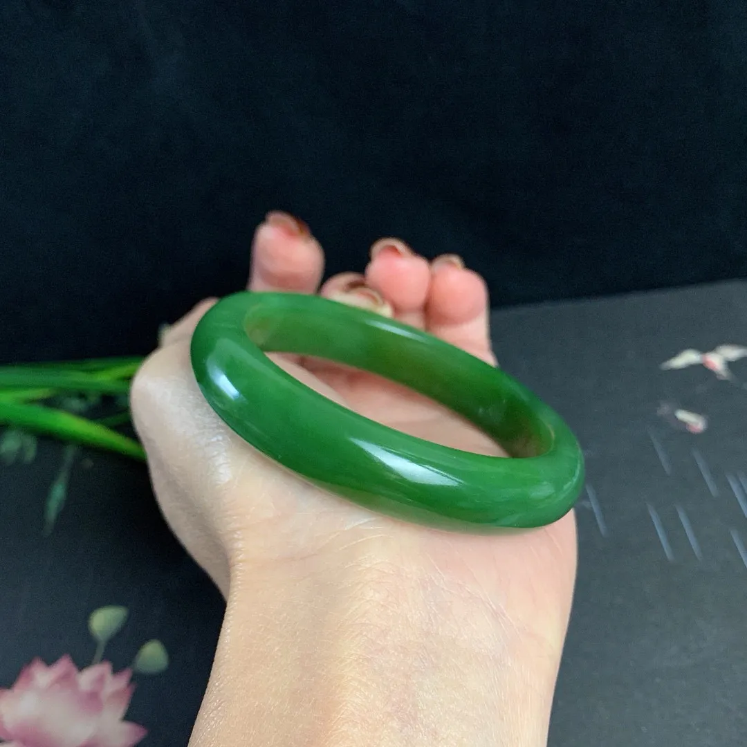 土豪款，和田玉55.5圈口阳绿色碧玉手镯！圈口55.5宽12玉质细腻油润 底色纯净 无纹裂 脂粉好，品质高
