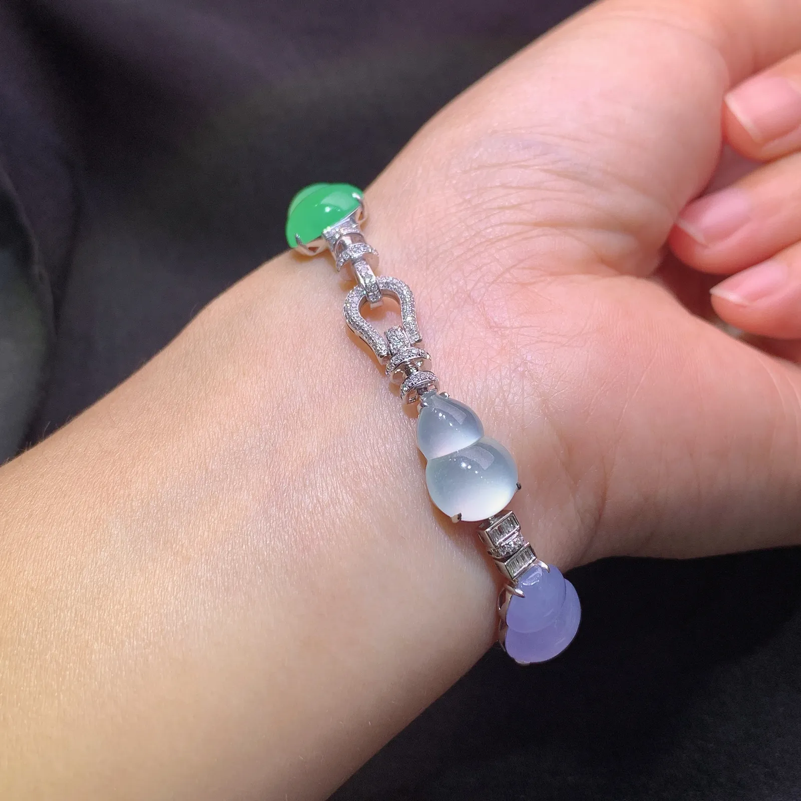 冰种三彩葫芦手链，18k金镶嵌，款式精美，冰润色阳，种水足 尺寸14.1*9.5*3.5