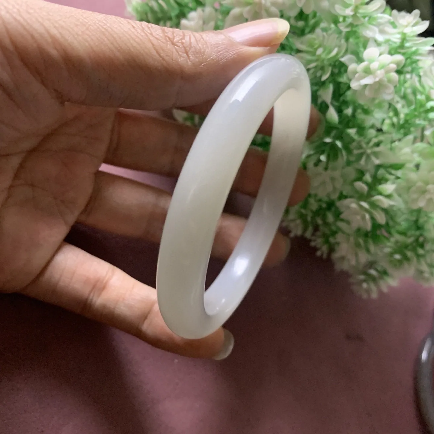 冰白色，和田玉62圈口白玉手镯，圈口62宽11玉质细腻油润，密度紧凑，琢型圆润，高脂粉，品相大，佩戴端庄典雅