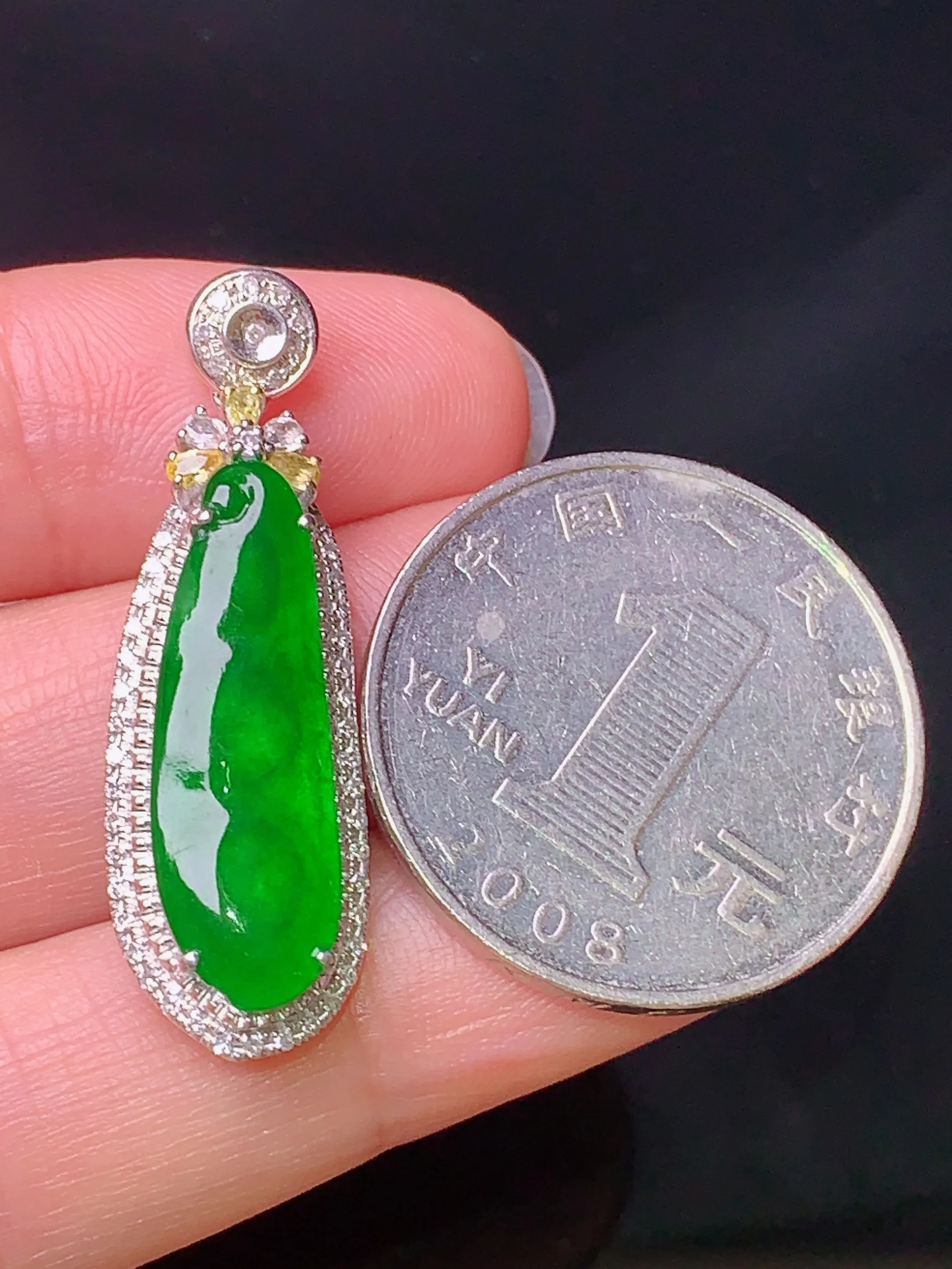 18k金钻镶嵌满绿四季豆吊坠 玉质细腻 色泽清新艳丽 整体尺寸34.2*11*7