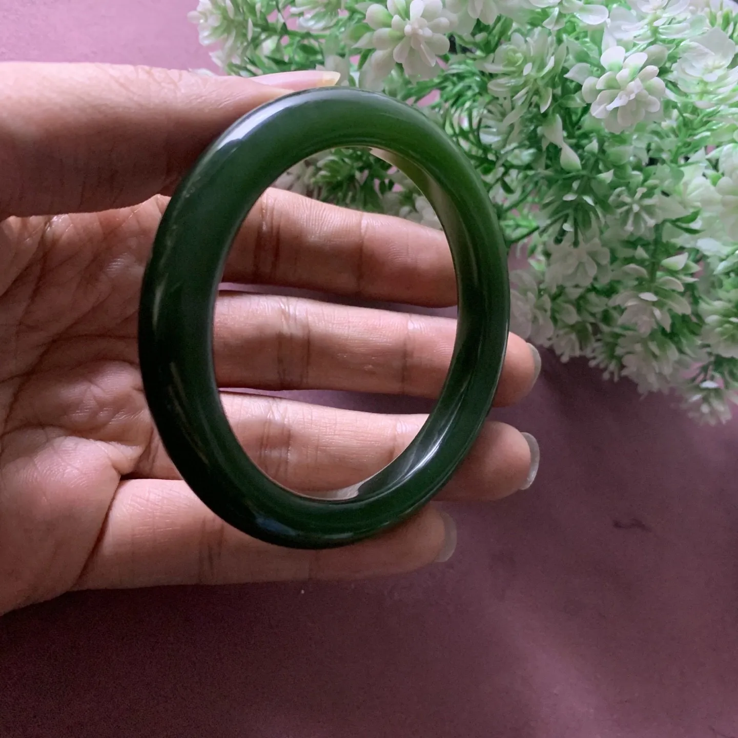 和田玉55.8圈口碧玉菠菜绿手镯，玉质细腻油润，密度紧凑，琢型圆润，高脂粉，品相大，佩戴端庄典雅