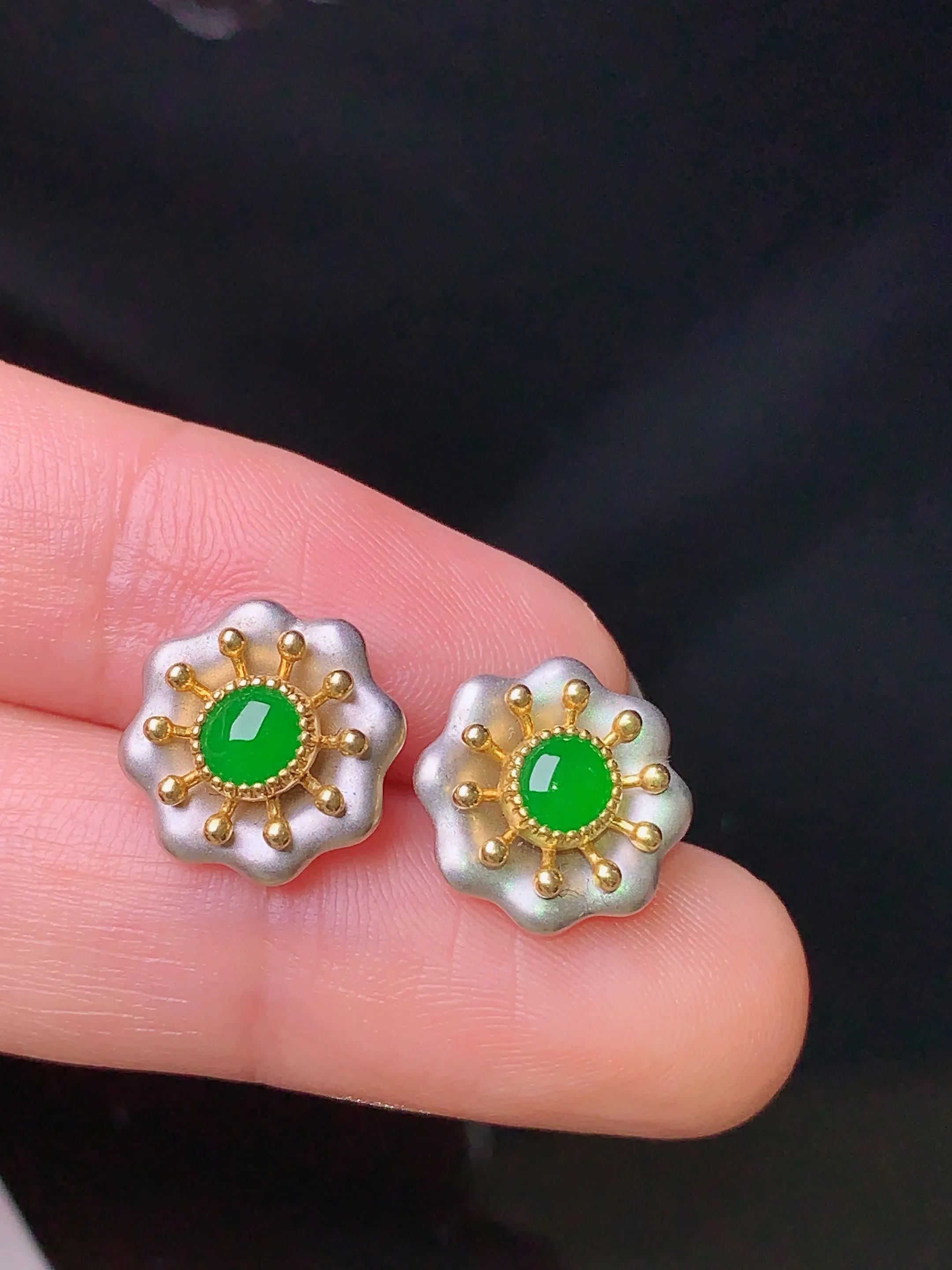 18k金镶嵌满绿蛋面耳钉 玉质细腻 色泽清新艳丽 整体尺寸12.2*4