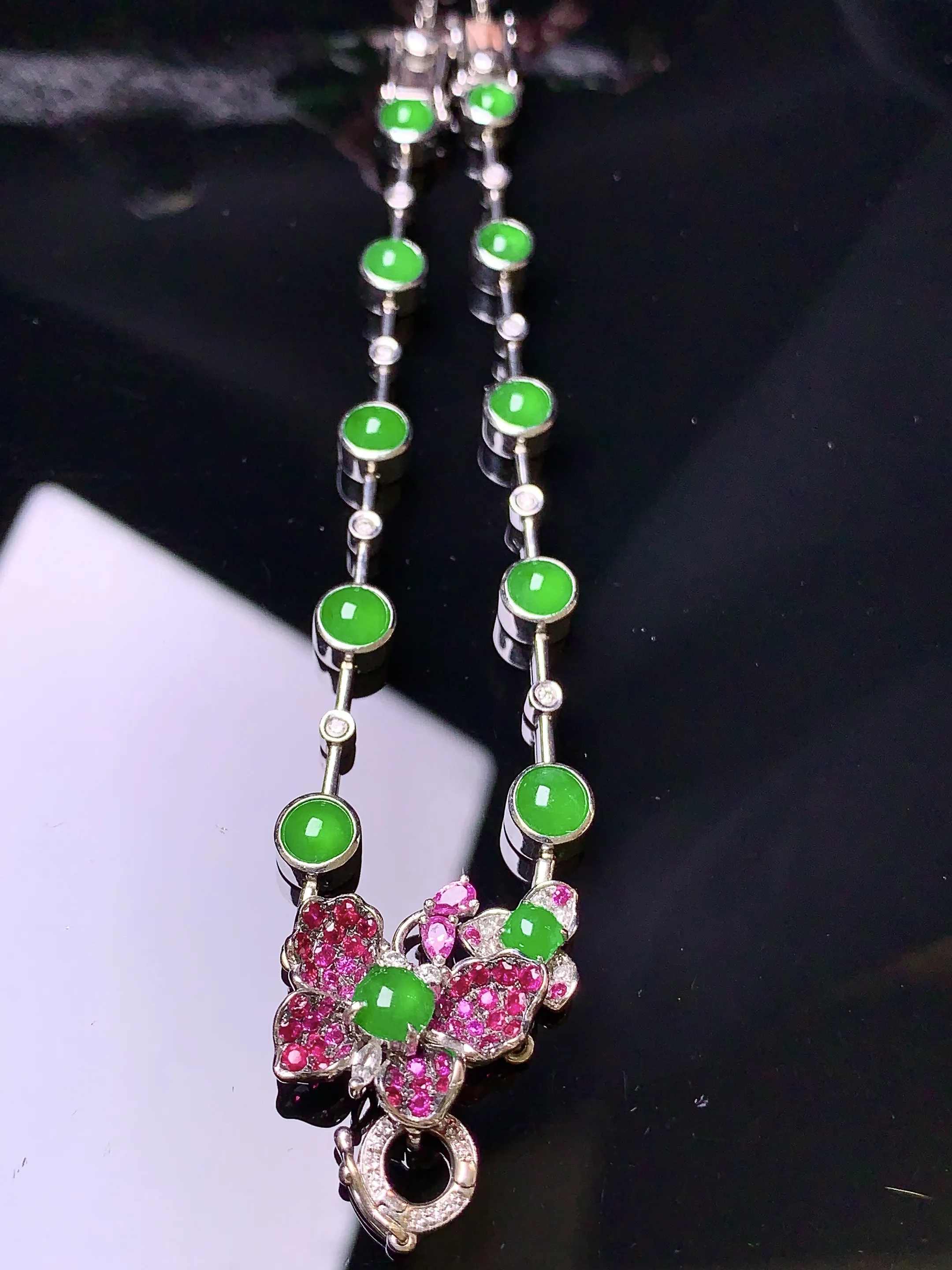 18k金钻镶嵌满绿蛋面项链手链两用款 玉质细腻 色泽清新艳丽 整体尺寸16*15.6*5