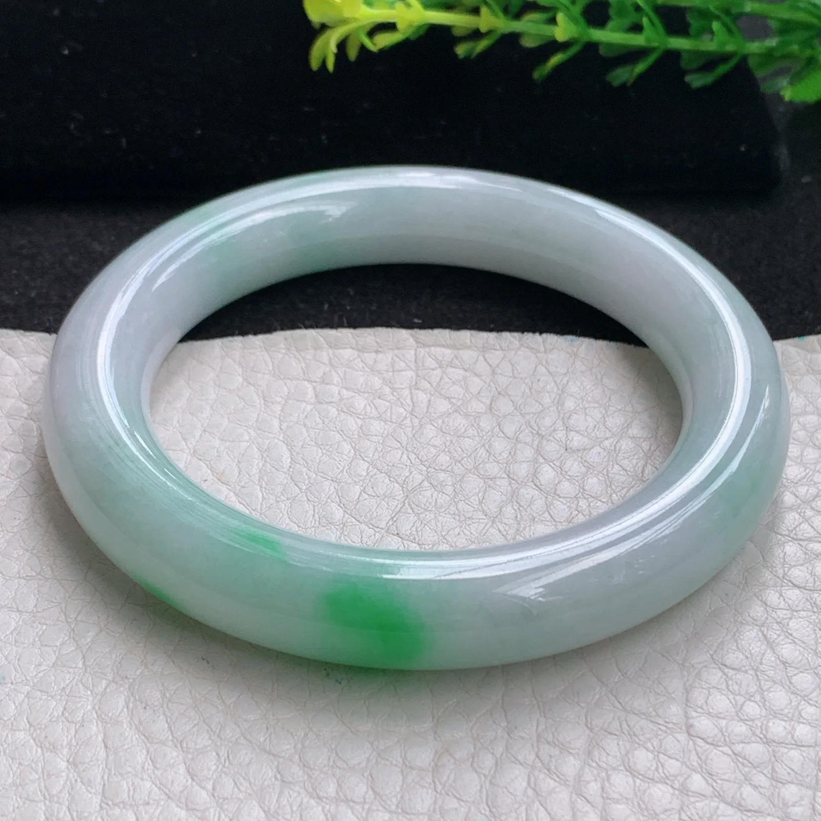 js自然光56*11.2*10.8美人镯 缅甸翡翠a货飘阳绿圆条玉手镯 玉手环