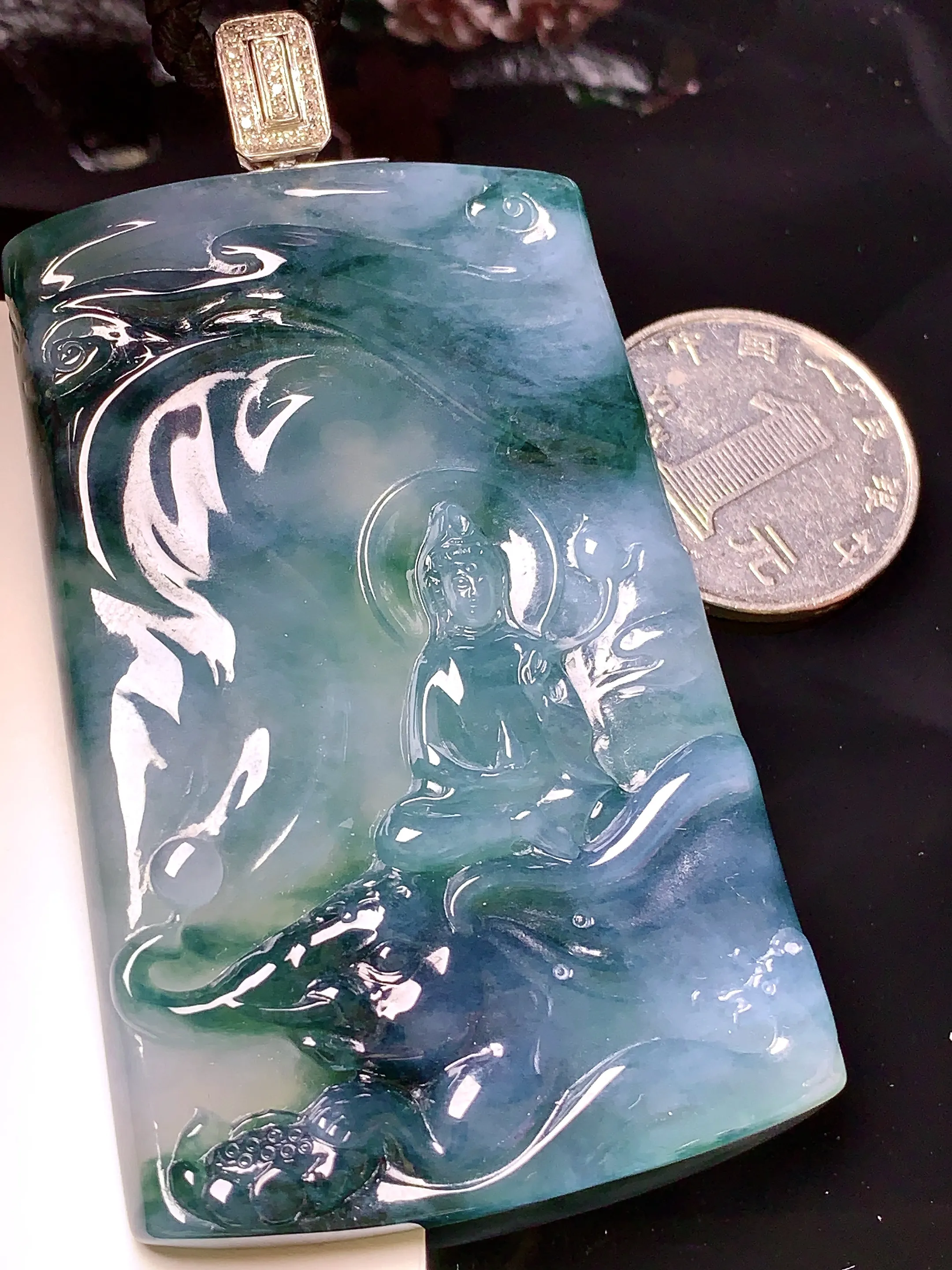 18k金钻镶嵌飘绿观音吊坠 玉质细腻 色泽清新艳丽 整体尺寸77.5*44.2*6