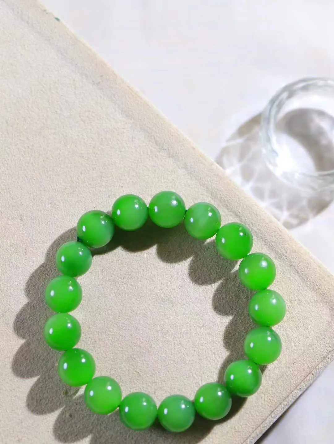 【珠圆玉润.手串】

精品和田玉碧玉珠圆玉润手串 玉质温润细腻  整串打磨圆润，佩戴舒适。珠珠落玉盘，间关莺语花底滑，一生美好时光，无论身在何处，都有它相伴相守。事事顺遂，幸福美满，吉祥如意。重43.8克   尺寸取一11.7mm   FDL-69115900