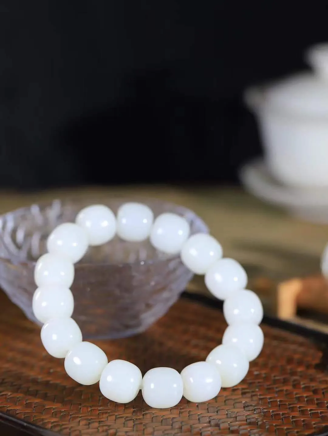 （老型珠.手串）

精品 和田玉白玉老型珠手串，也可做手持，玉质细腻油润 饱满光滑 质朴无华，悠远简单，人心境界远，百世修炼深，心灵常驻善意持，觉悟人生百世修。重70.5克    尺寸取一12.8-13.3mm    54110931L