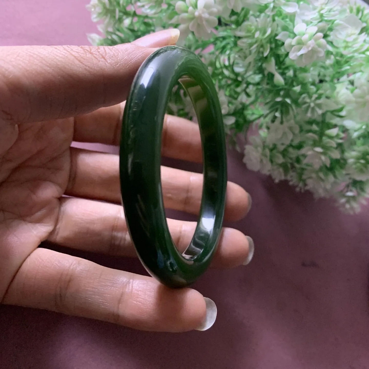 和田玉55.8圈口碧玉菠菜绿手镯，玉质细腻油润，密度紧凑，琢型圆润，高脂粉，品相大，佩戴端庄典雅