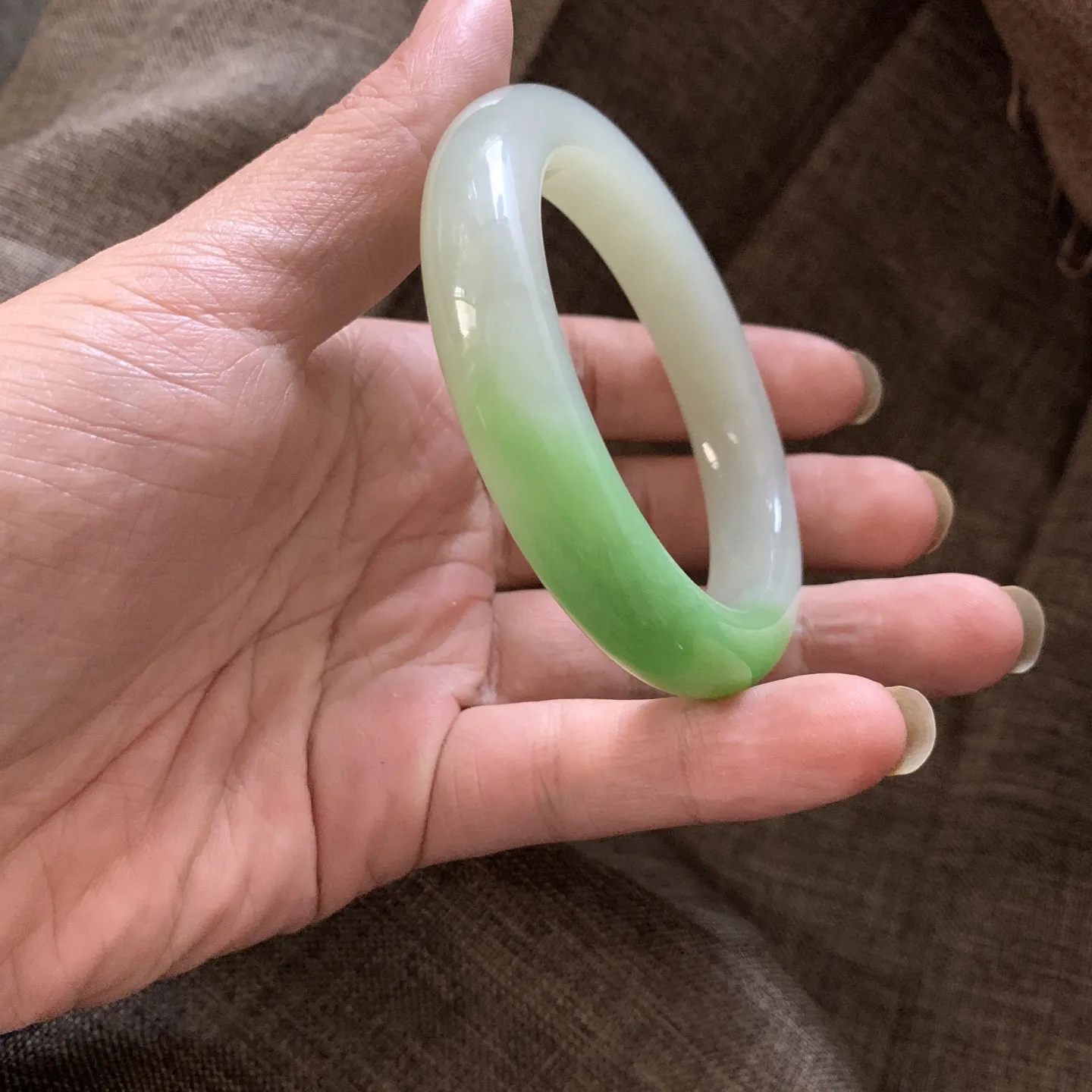 收藏款，57.5圈口和田玉翠青手镯【挽间柔情】，镯型古朴典雅。在诗情画意的雨巷相遇，你是我腕间的一抹风情，有你眸有深情.清风荡漾湖间静水，我愿俯身低眉，在烟波涟漪处寻你