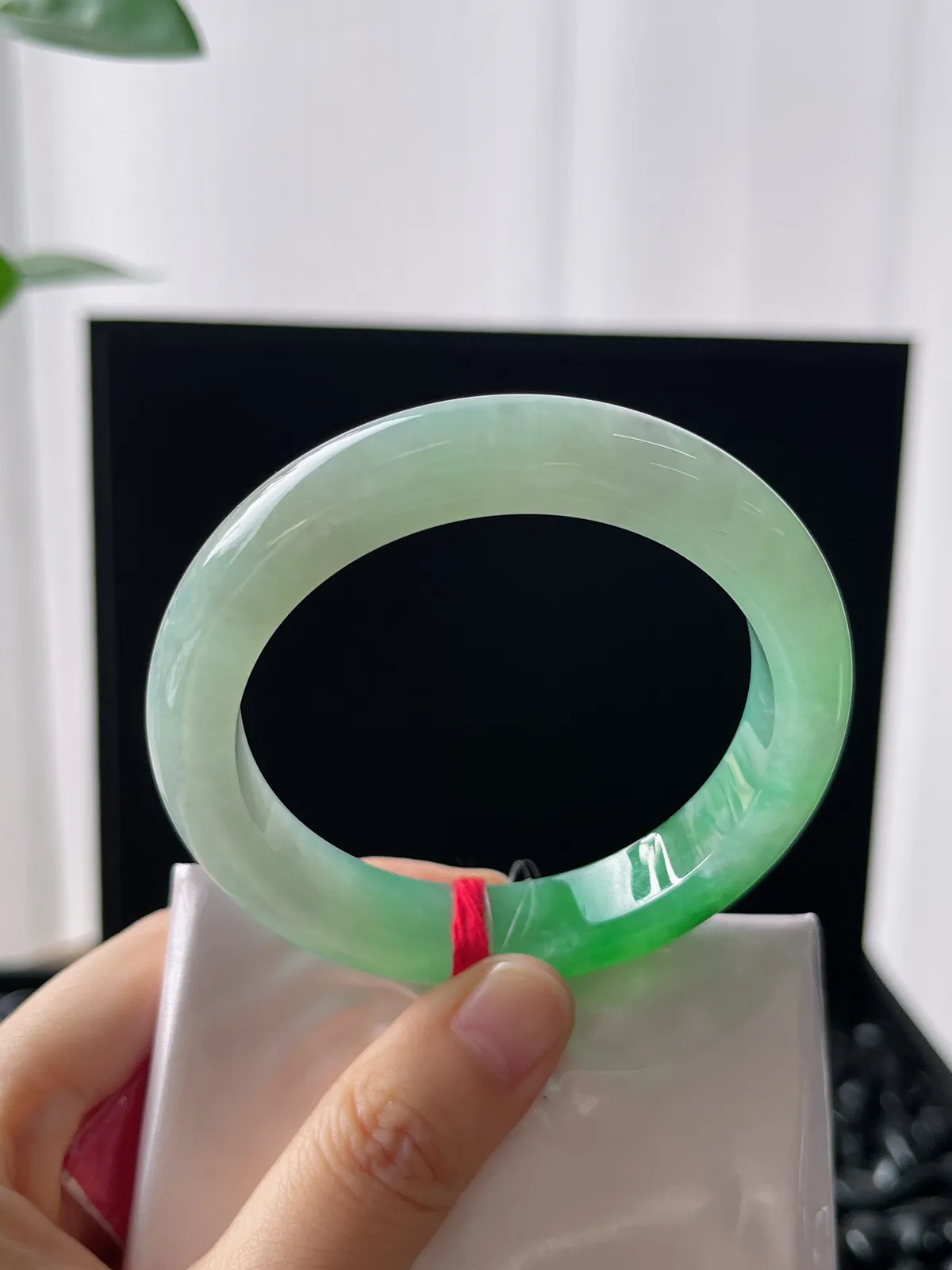 正圈53.6圈口，翡翠冰糯种飘绿手镯