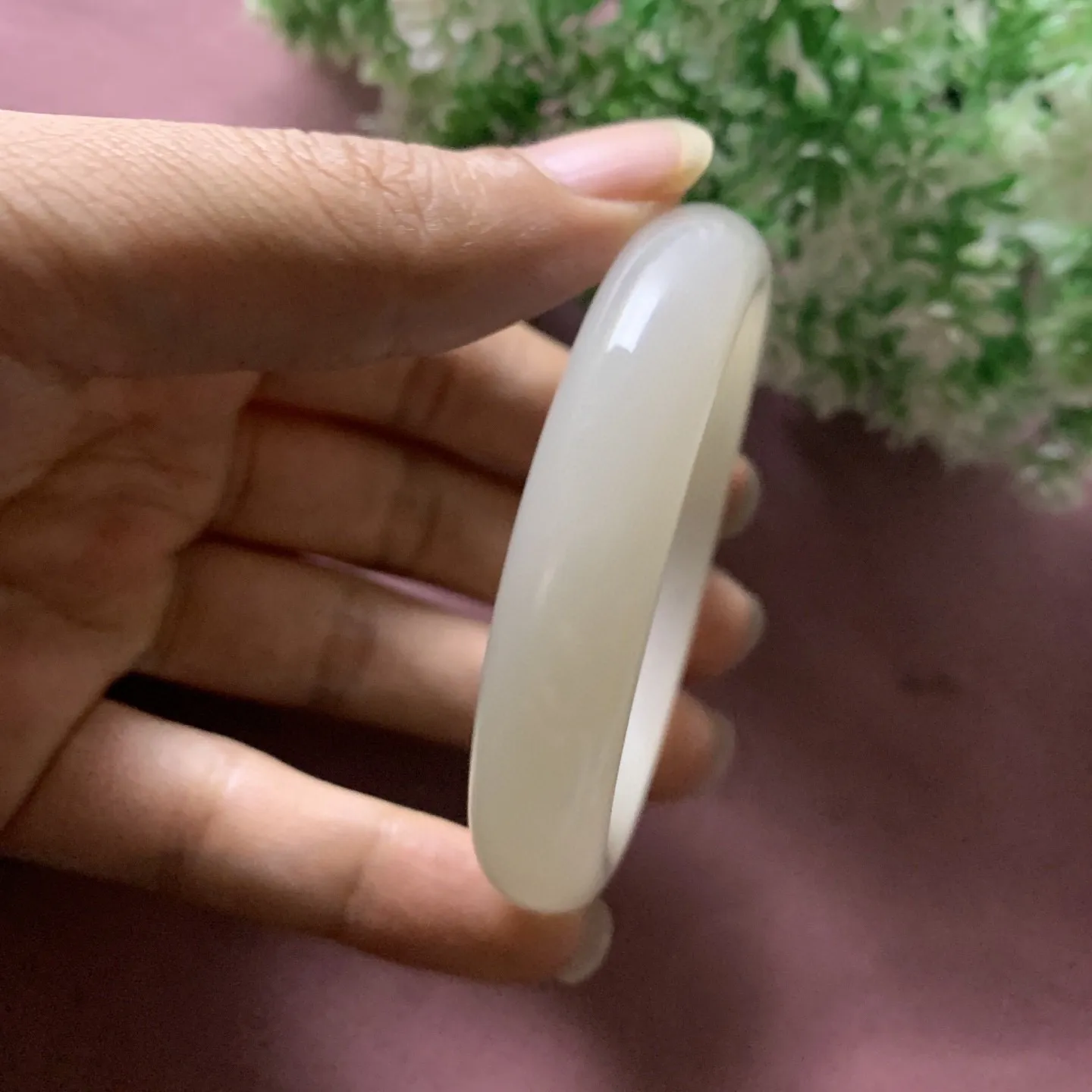 和田玉55.3圈口藕粉色手镯，玉质细腻油润，密度紧凑，琢型圆润，高脂粉，品相大，佩戴端庄典雅