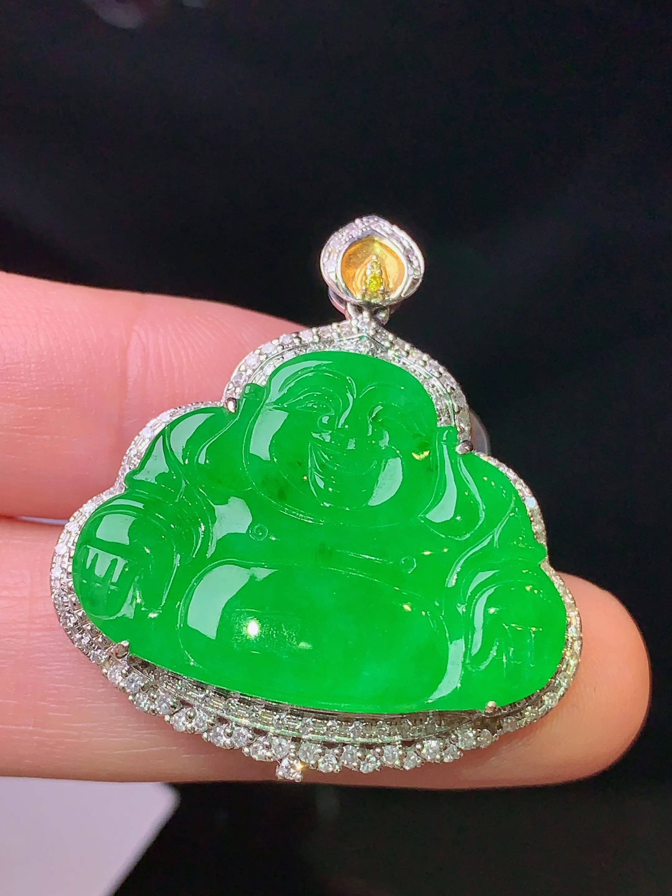 18k金钻镶嵌翠绿佛公吊坠 玉质细腻 色泽清新艳丽 整体尺寸34.5*31.3*8.2