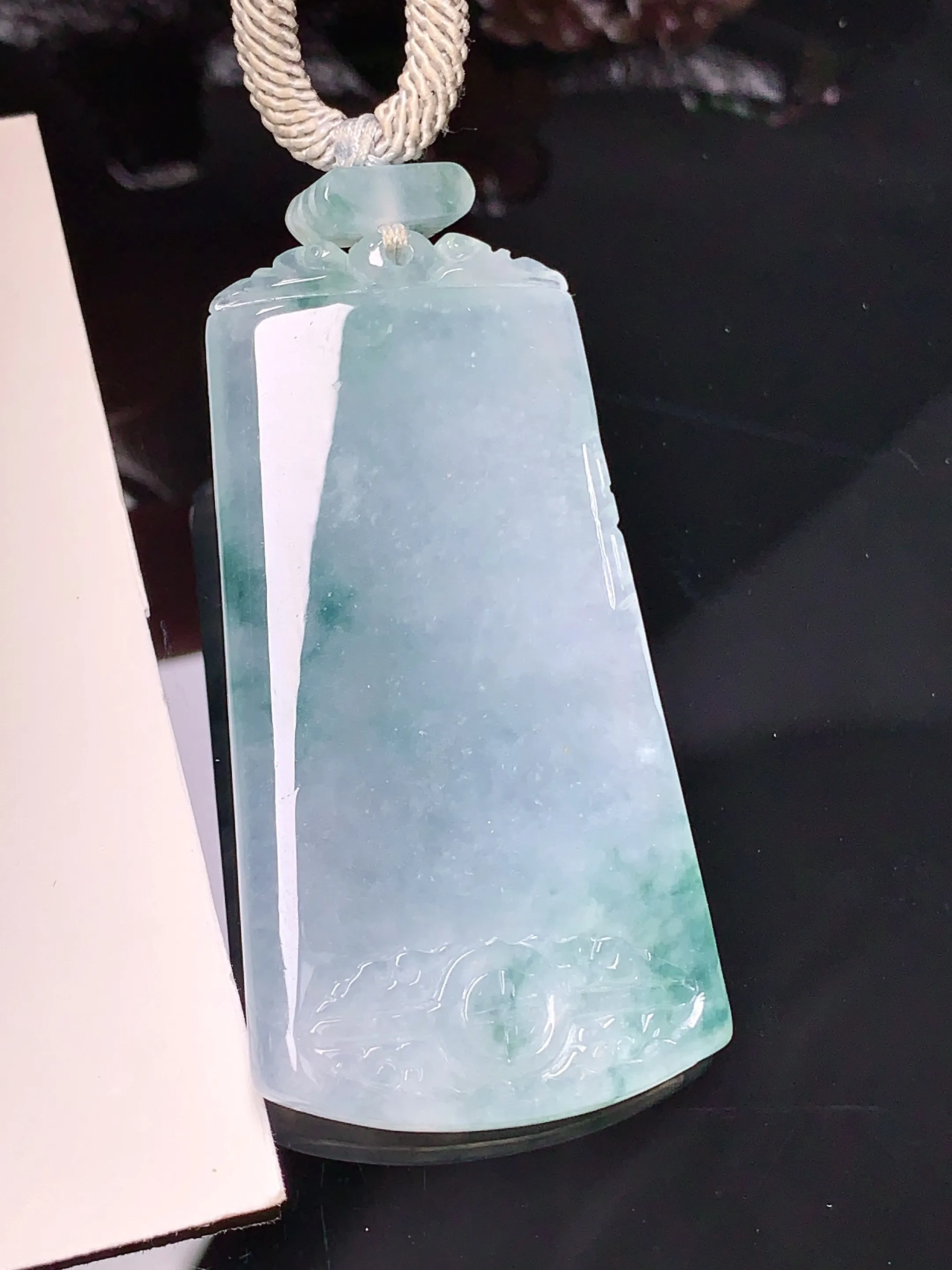 飘绿无事牌吊坠 玉质细腻 色泽清新艳丽 整体尺寸49.5*25.7*4.3