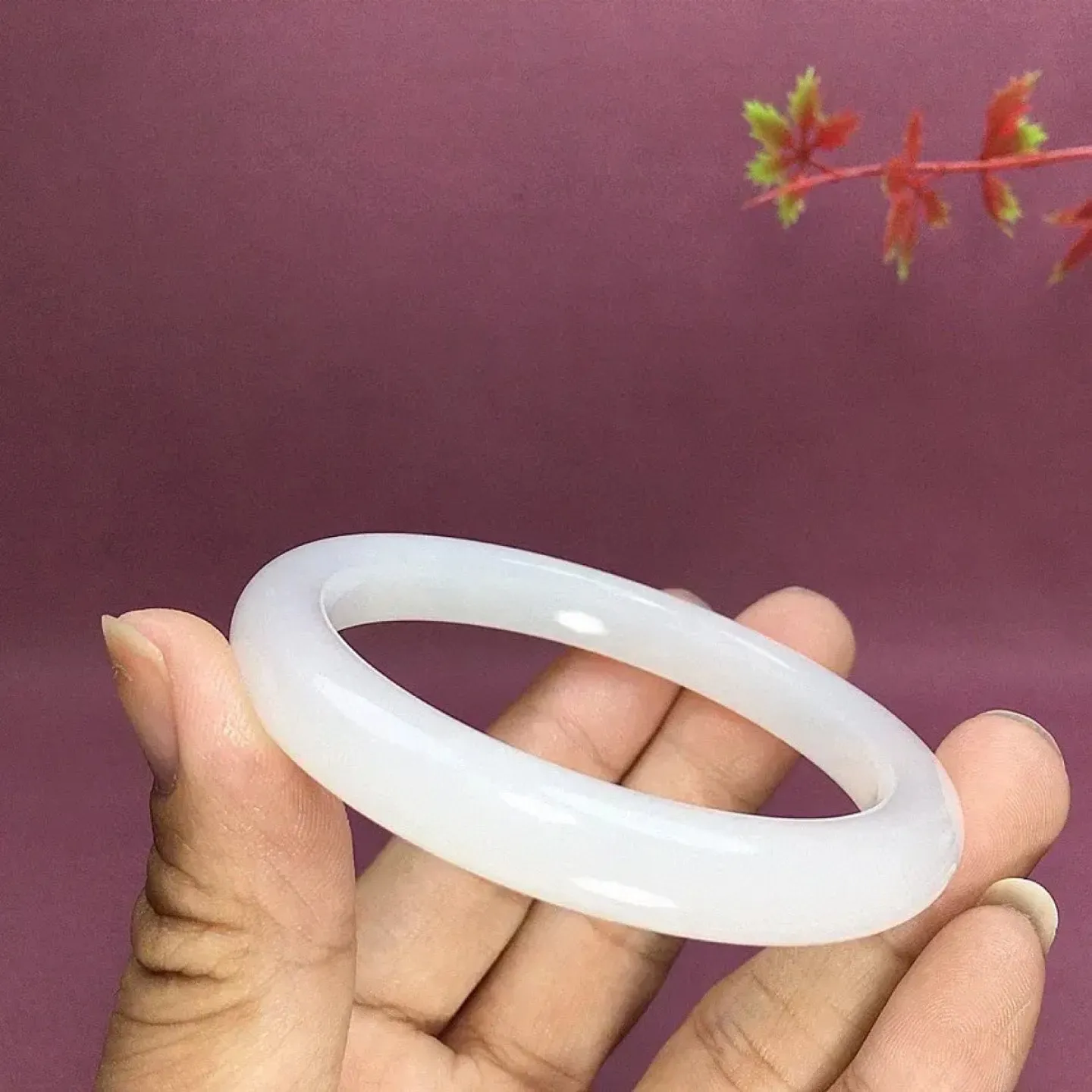 圈口57.5和田玉羊脂白玉手镯，玉质特细腻油润，白度一级，高脂粉，高品质，️萦绕腕间时，古韵不失时尚，素雅不失品味，细腻光滑的触感，使人沉醉，气质高雅！