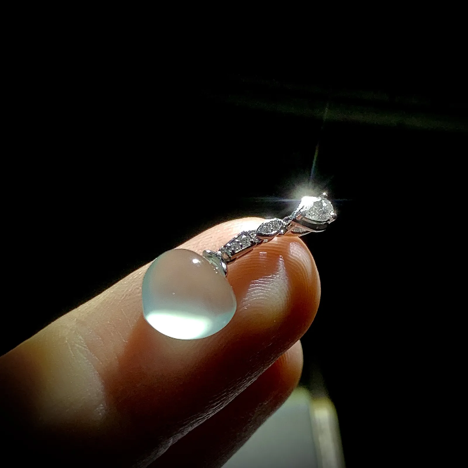 冰纯精品桃子吊坠，裸石约9-9.5-5.2mm，
18K金，南非钻，