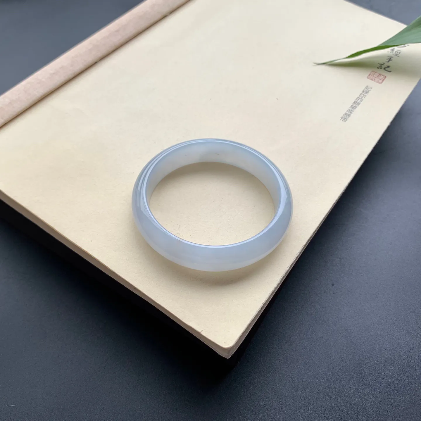 56圈口冰正圈手镯 尺寸：56-13.3-7，无纹裂，水润起胶，白净光滑