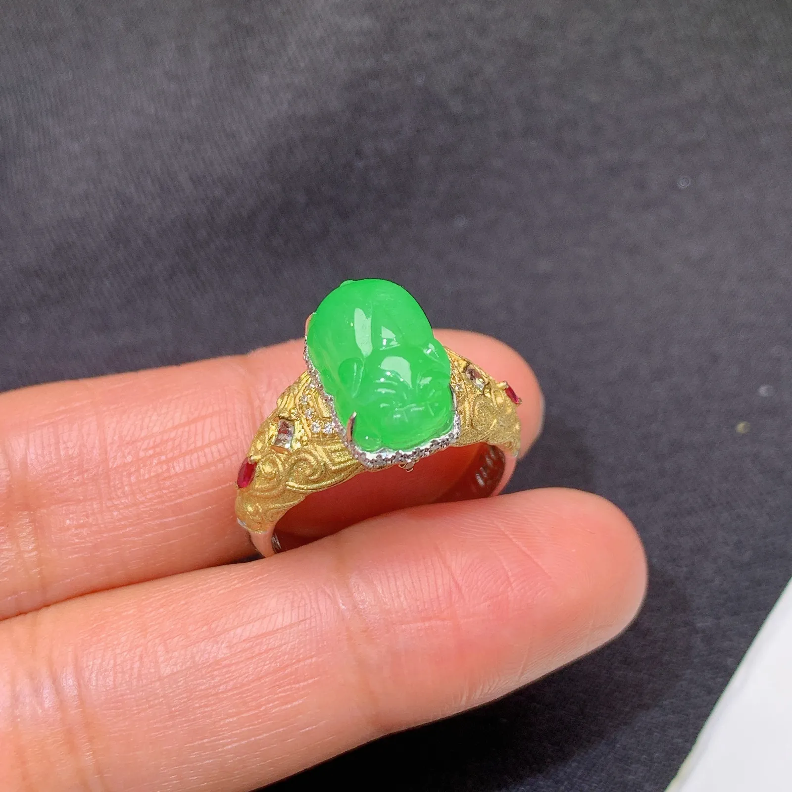 甜阳绿貔貅戒指，18k金镶嵌，简约时尚，冰润色阳，种水足 圈口15 裸石12.5*8*4.7