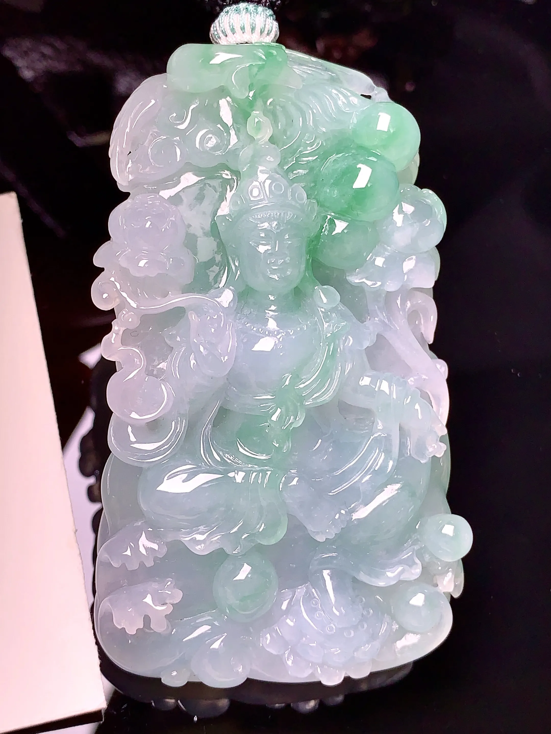 飘绿度母观音吊坠 玉质细腻 色泽清新艳丽 整体尺寸68.5*41*12