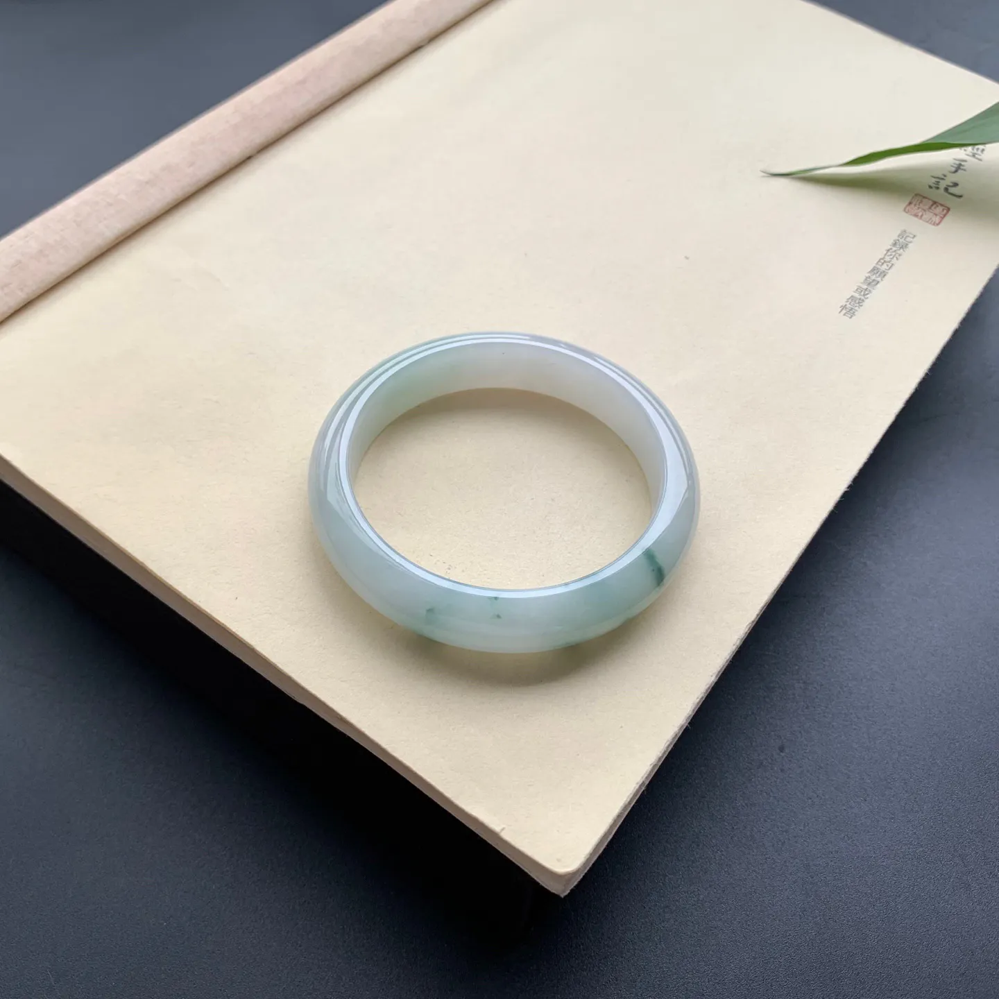 55.5圈口飘花正圈手镯 尺寸：55.5-12.6-7.6，无纹裂，细腻光滑，花色飘逸