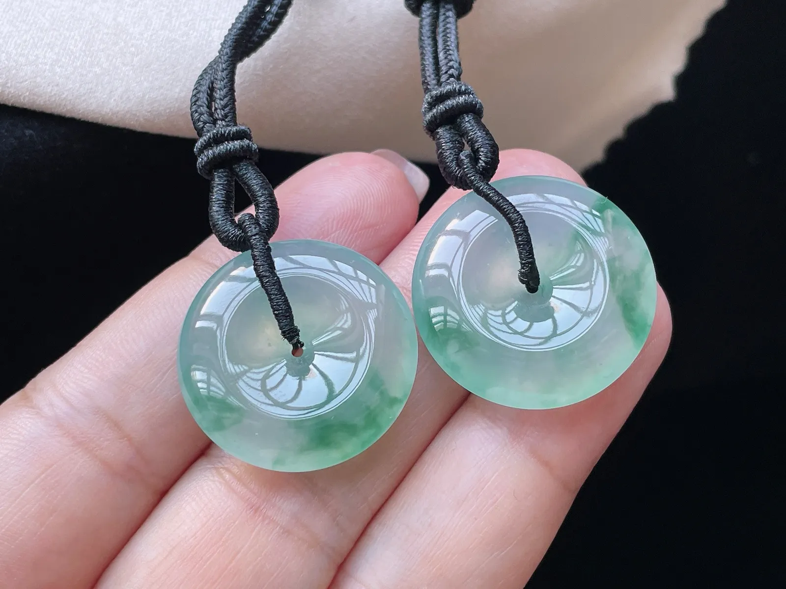 冰种飘花·平安扣吊坠 一对
裸23.7-5.5/24.4-5.7