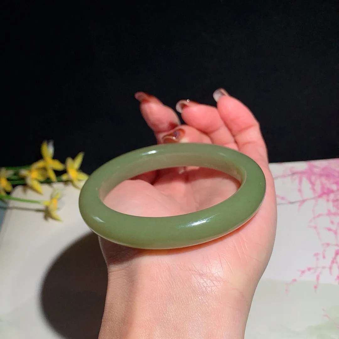 和田玉58圈口黄口料手镯！圈口58宽11.5玉质细腻油润 底色纯净 无裂无杂 脂粉好，品质高。