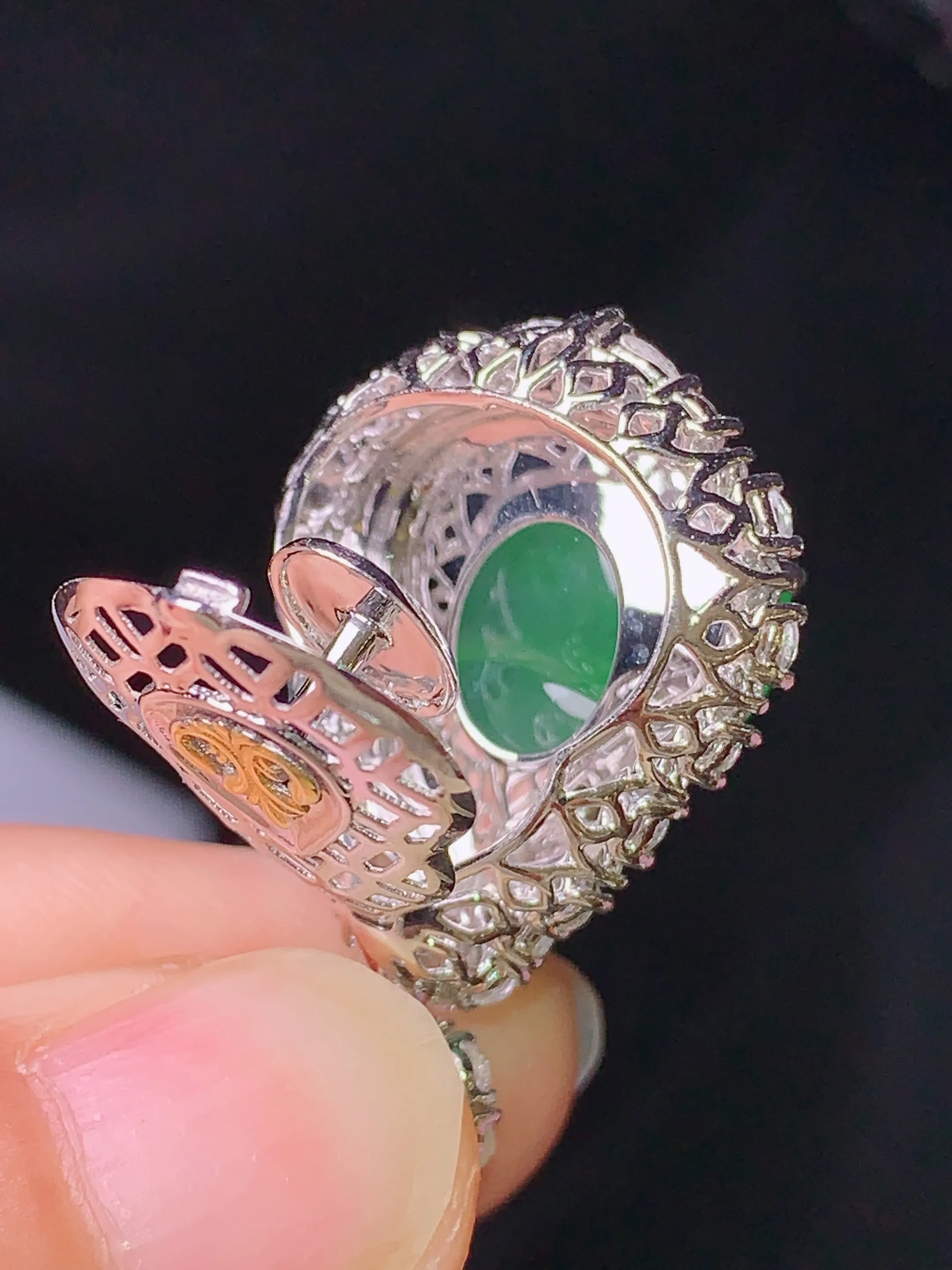 18k金钻镶嵌翠绿葫芦吊坠 玉质细腻 色泽清新艳丽 整体尺寸31.8*20.2*13