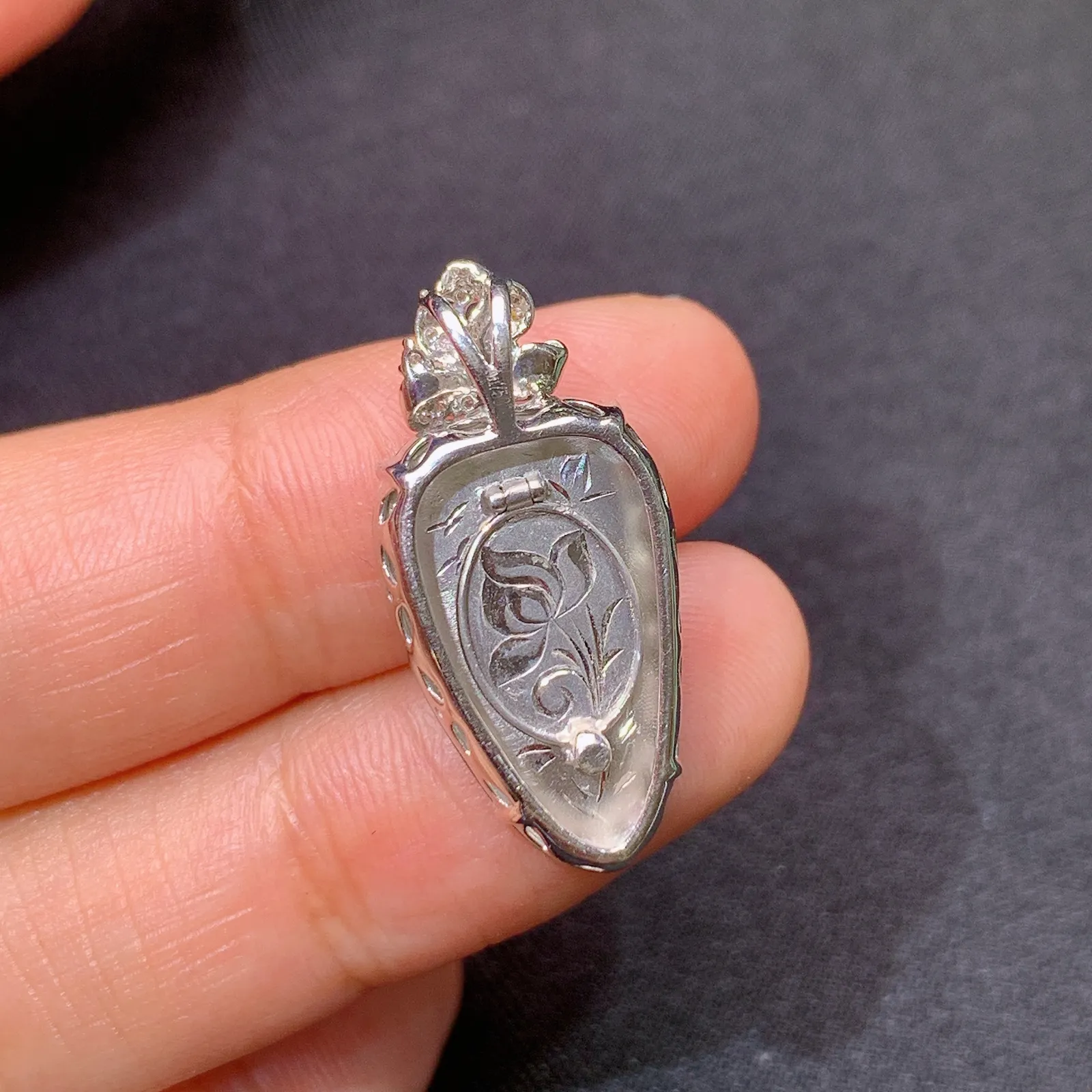 阳绿树叶吊坠，18k金镶嵌，冰润色阳，玉质细腻，种水足 尺寸26.1*12.3*5