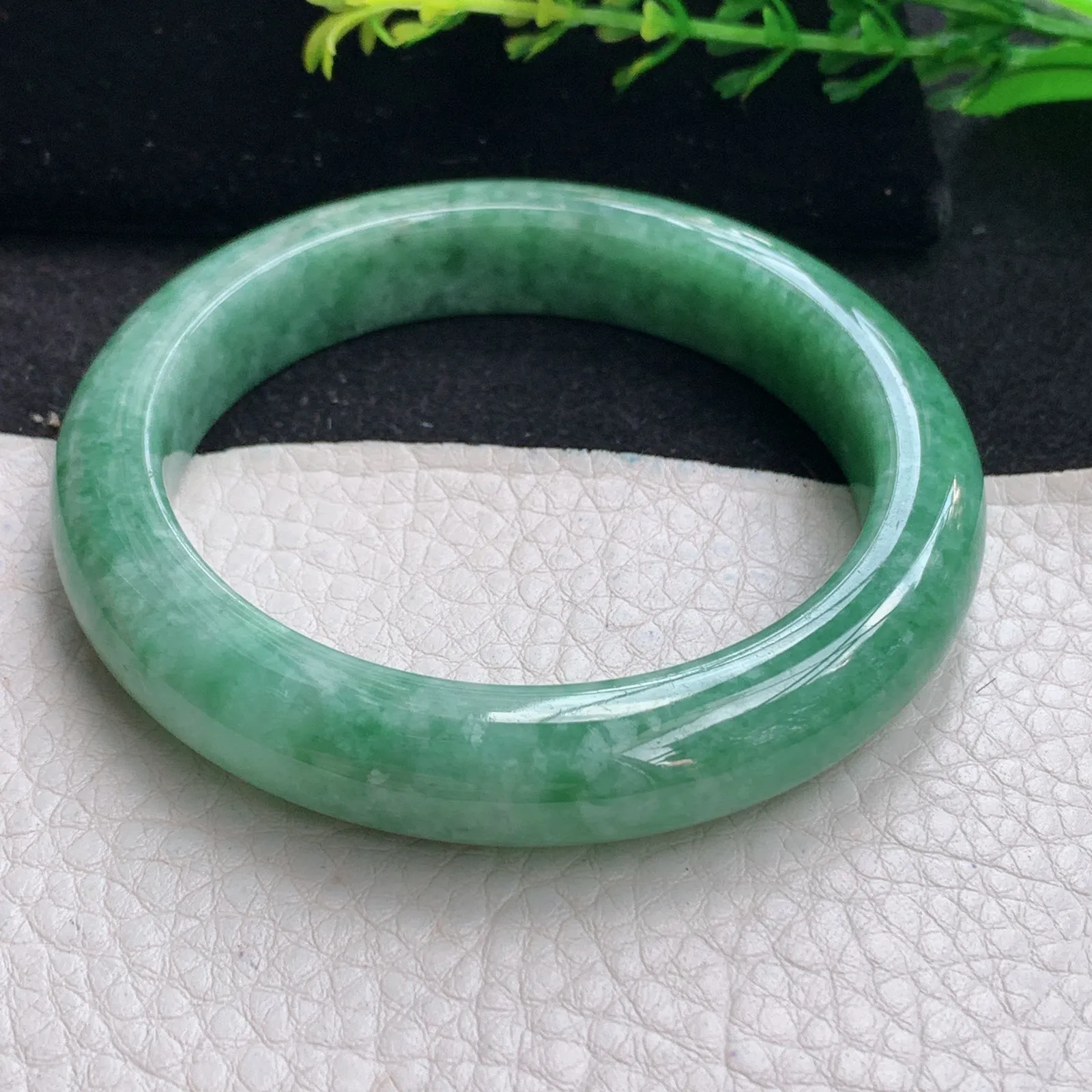 js自然光56*11.6*9平安镯 缅甸翡翠a货满绿宽边玉手镯 玉手环