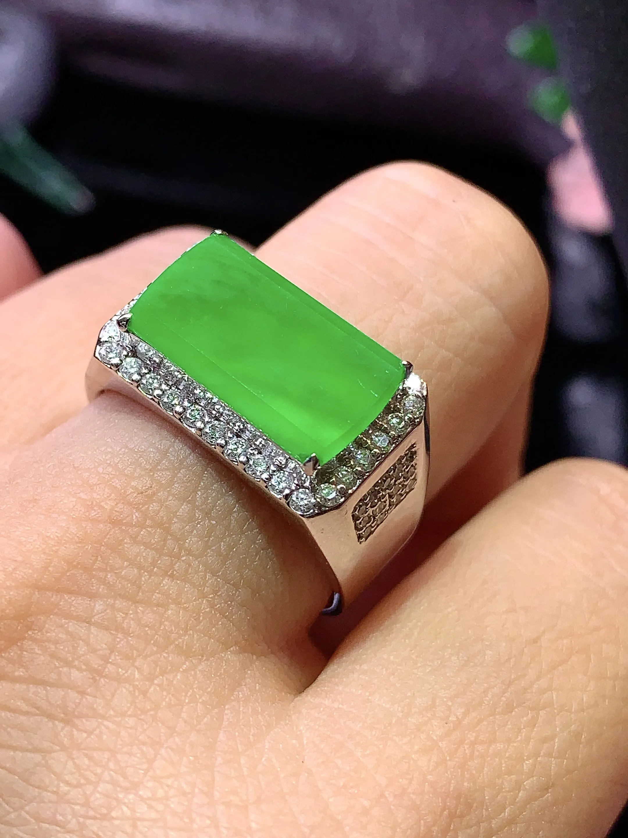 18k金钻镶嵌满绿马鞍戒指 玉质细腻 色泽清新艳丽 圈口17.5 整体尺寸8.5*14.5*2