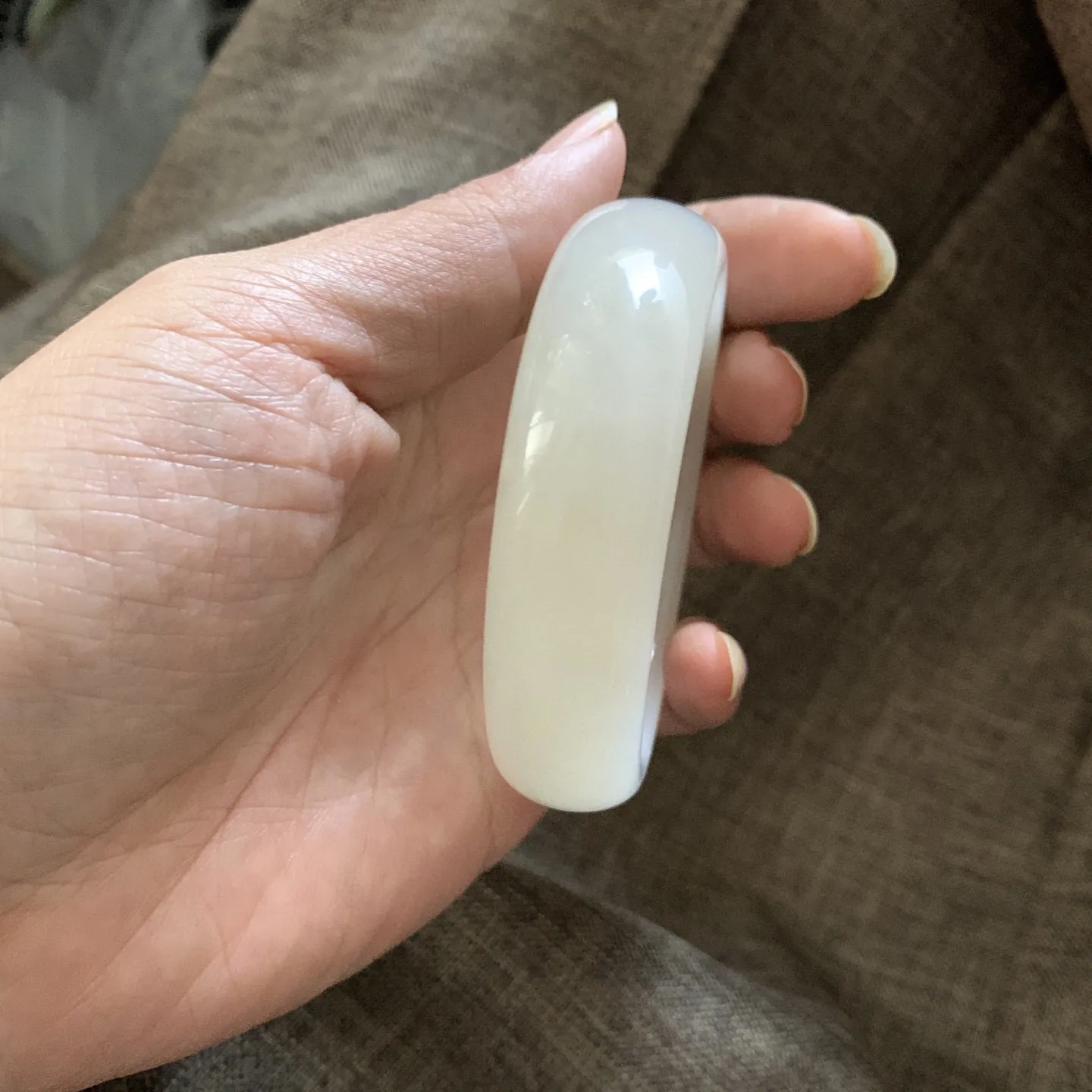 61圈口和田玉藕粉色宽版手镯【挽间柔情】，镯型古朴典雅。在诗情画意的雨巷相遇，你是我腕间的一抹风情，有你眸有深情.清风荡漾湖间静水，我愿俯身低眉，在烟波涟漪处寻你