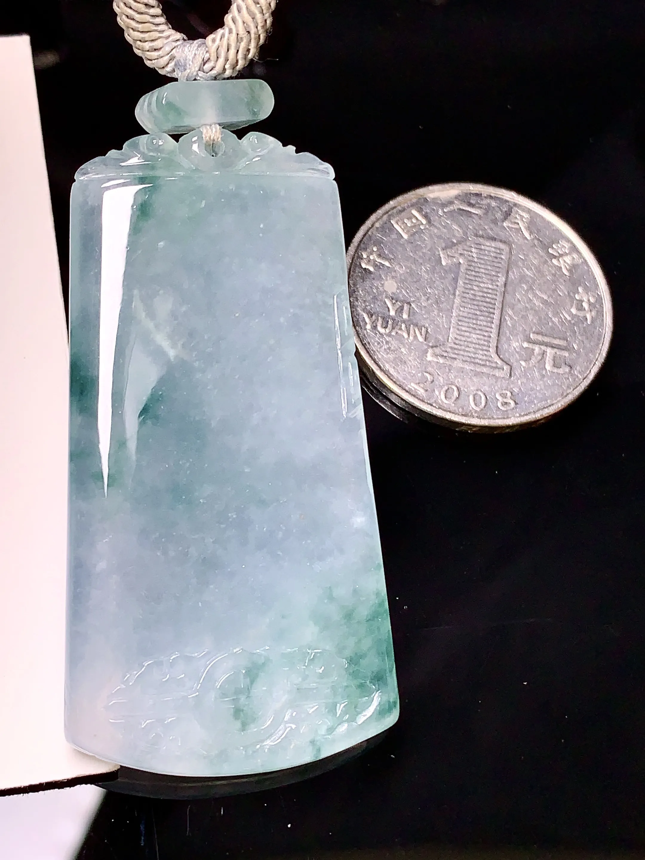 飘绿无事牌吊坠 玉质细腻 色泽清新艳丽 整体尺寸49.5*25.7*4.3