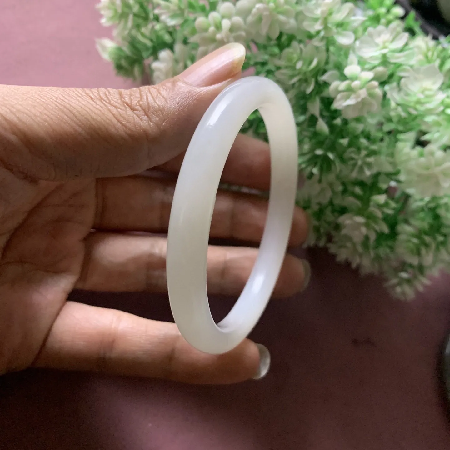 和田玉57.5圈口羊脂白手镯，玉质细腻油润，密度紧凑，琢型圆润，高脂粉，品相大，佩戴端庄典雅