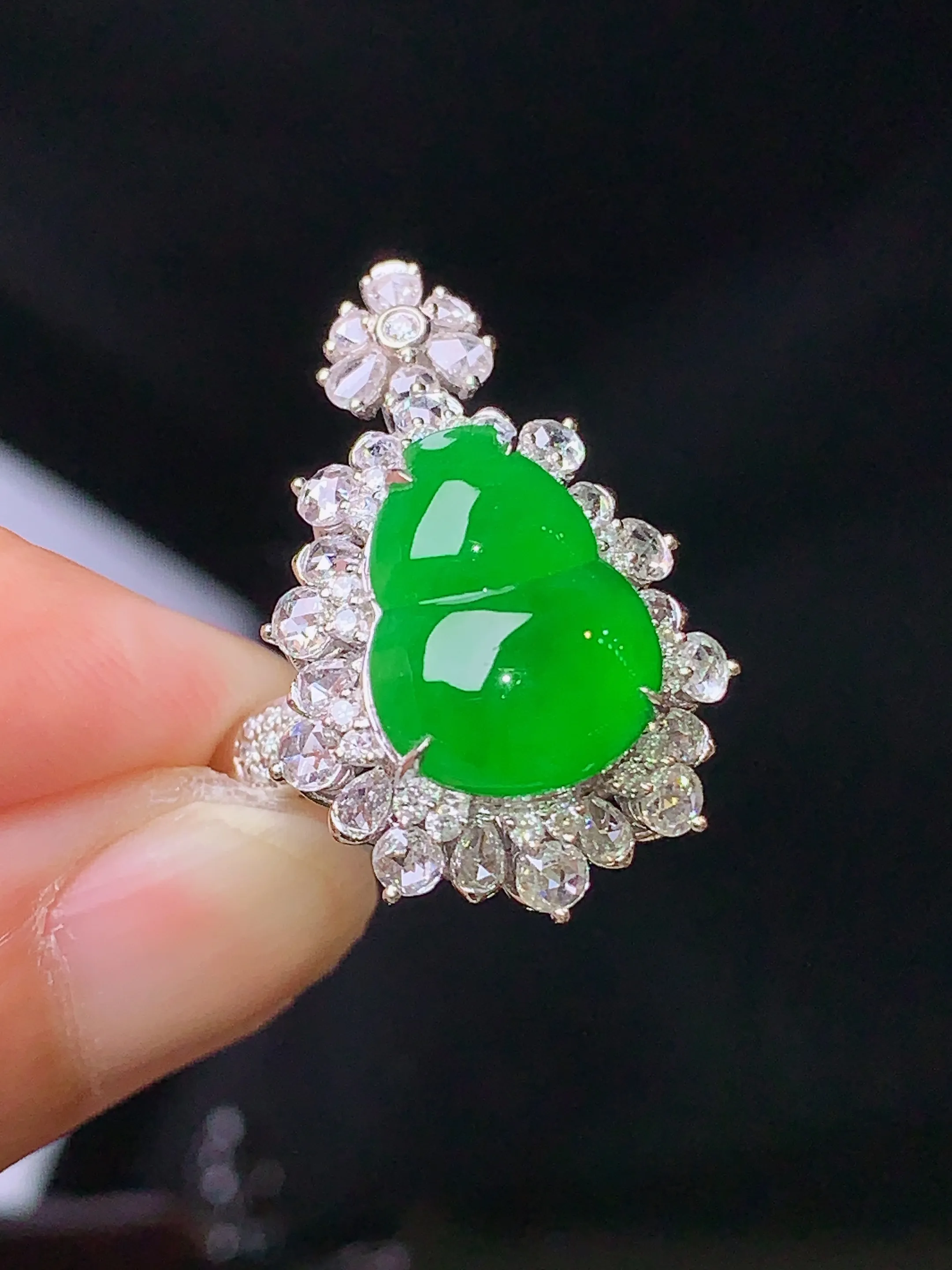 18k金钻镶嵌满绿葫芦戒指吊坠两用款 玉质细腻 色泽清新艳丽 圈口13 整体尺寸26.2*16.6*12