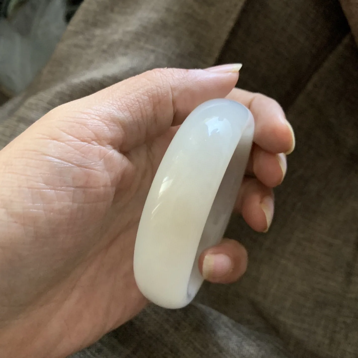 61圈口和田玉藕粉色宽版手镯【挽间柔情】，镯型古朴典雅。在诗情画意的雨巷相遇，你是我腕间的一抹风情，