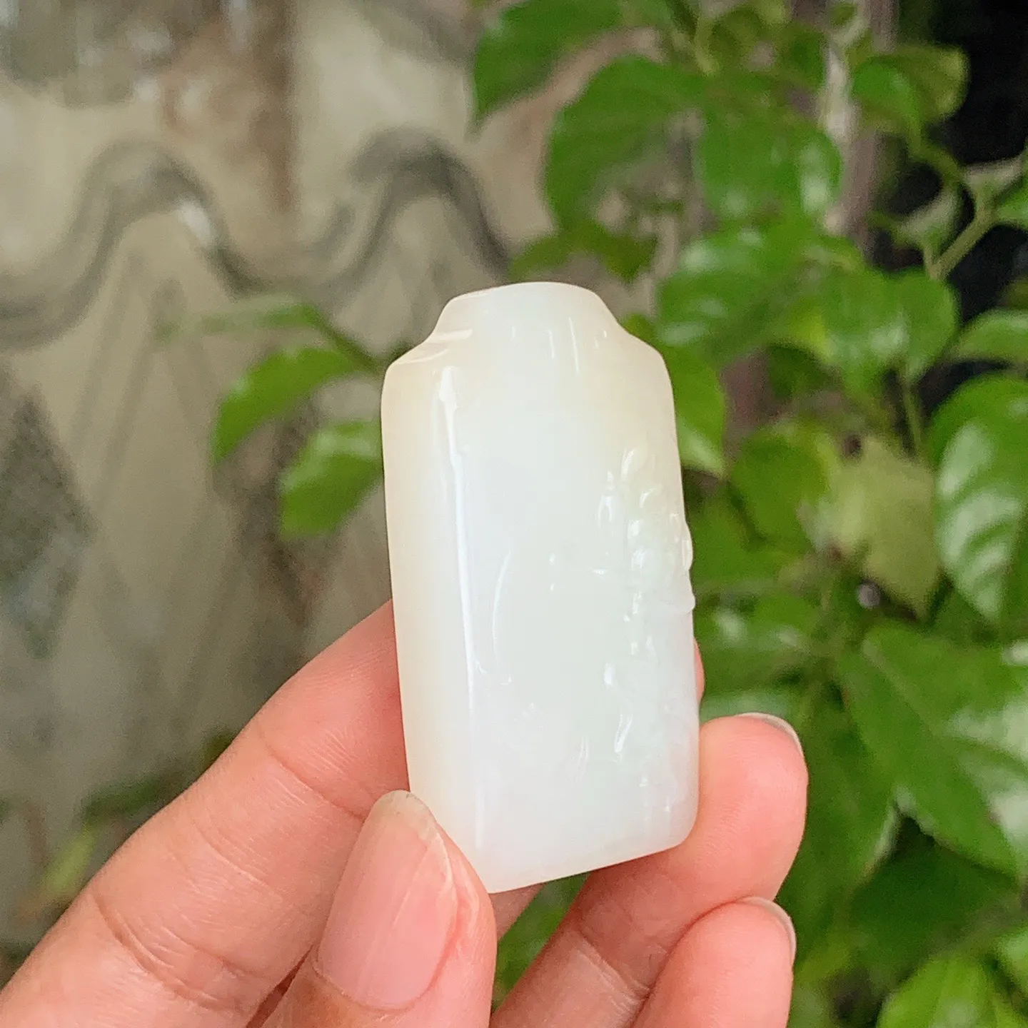 和田玉白玉糖料连年有余牌子挂件。尺寸47/28/11重31.5克。玉质细腻油润。手推出油。佩戴高端典