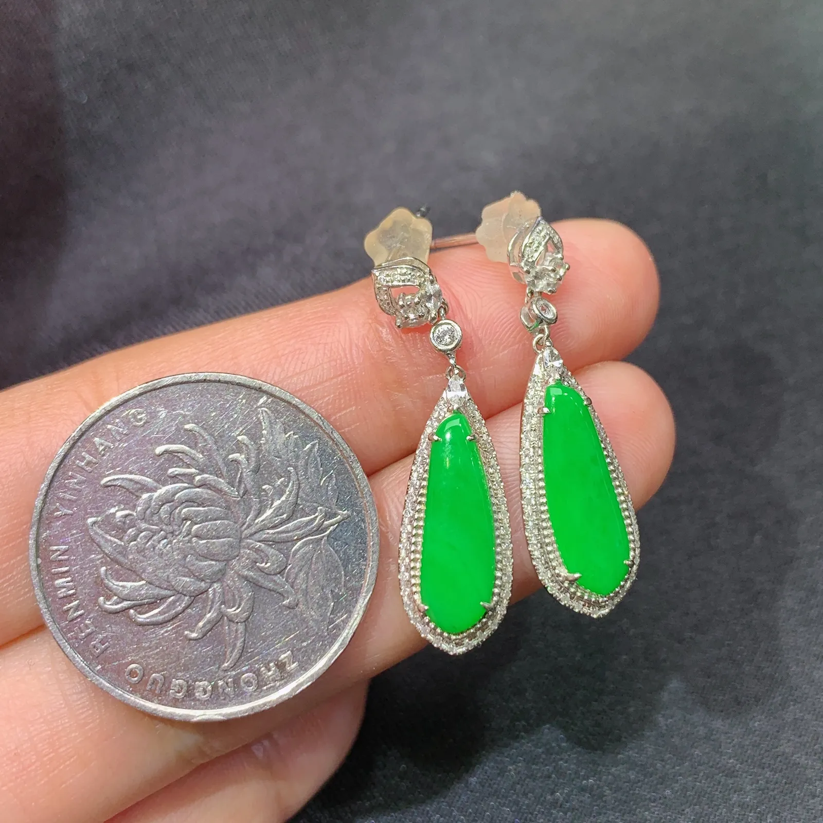 阳绿水滴耳坠，18k金镶嵌，简约时尚，冰润色阳，种水足 尺寸14.2*4.3*2