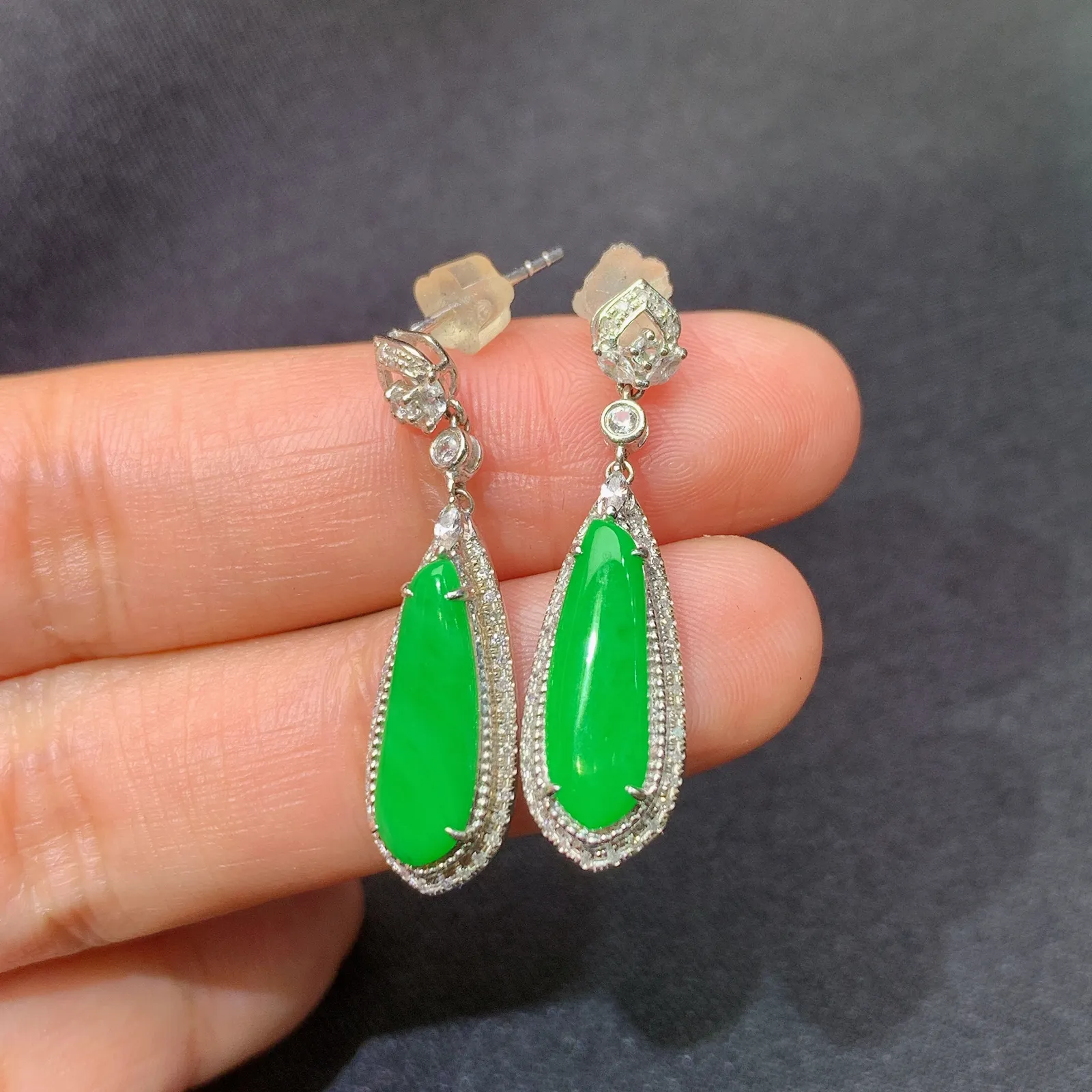 阳绿水滴耳坠，18k金镶嵌，简约时尚，冰润色阳，种水足 尺寸14.2*4.3*2