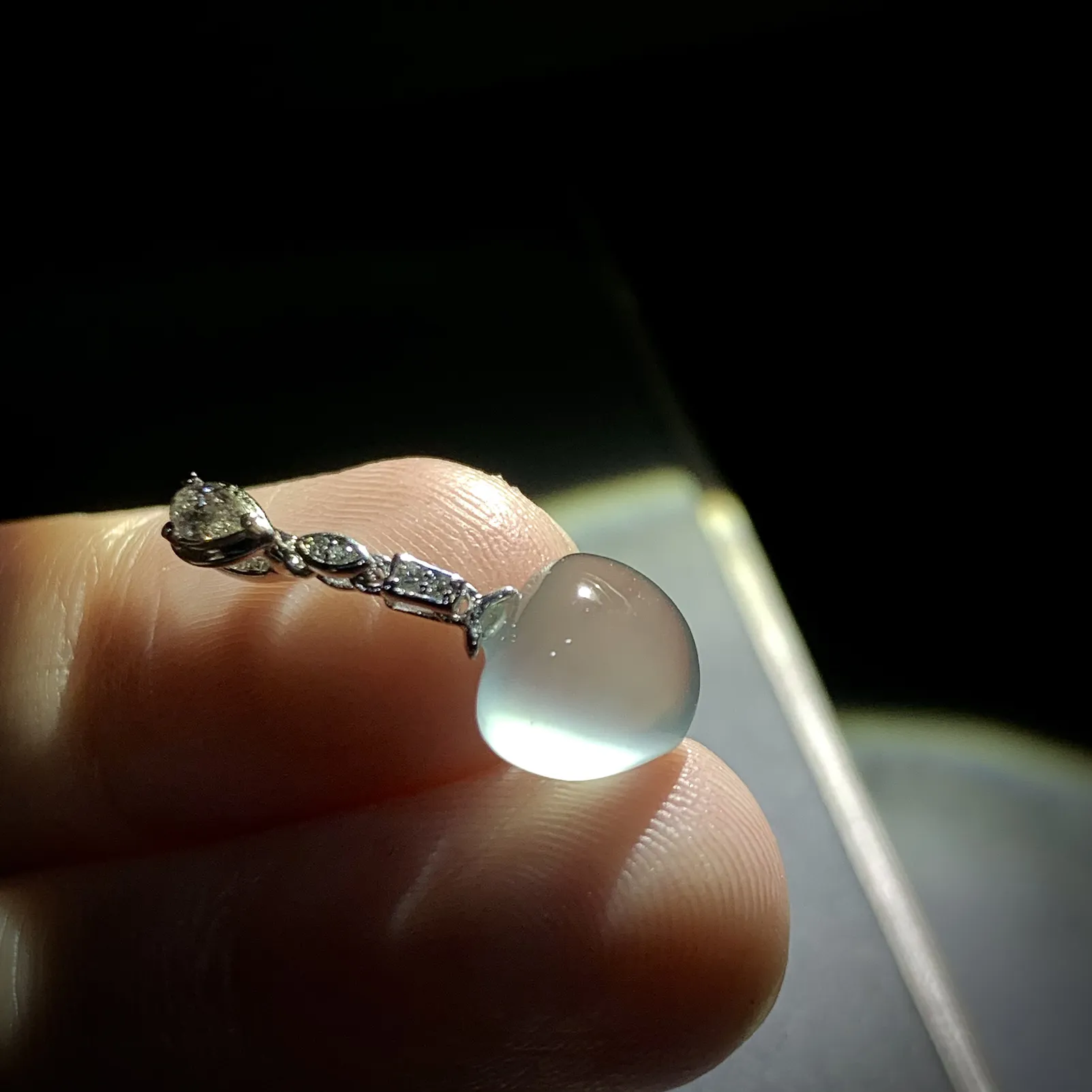 冰纯精品桃子吊坠，裸石约9-9.5-5.2mm，
18K金，南非钻，