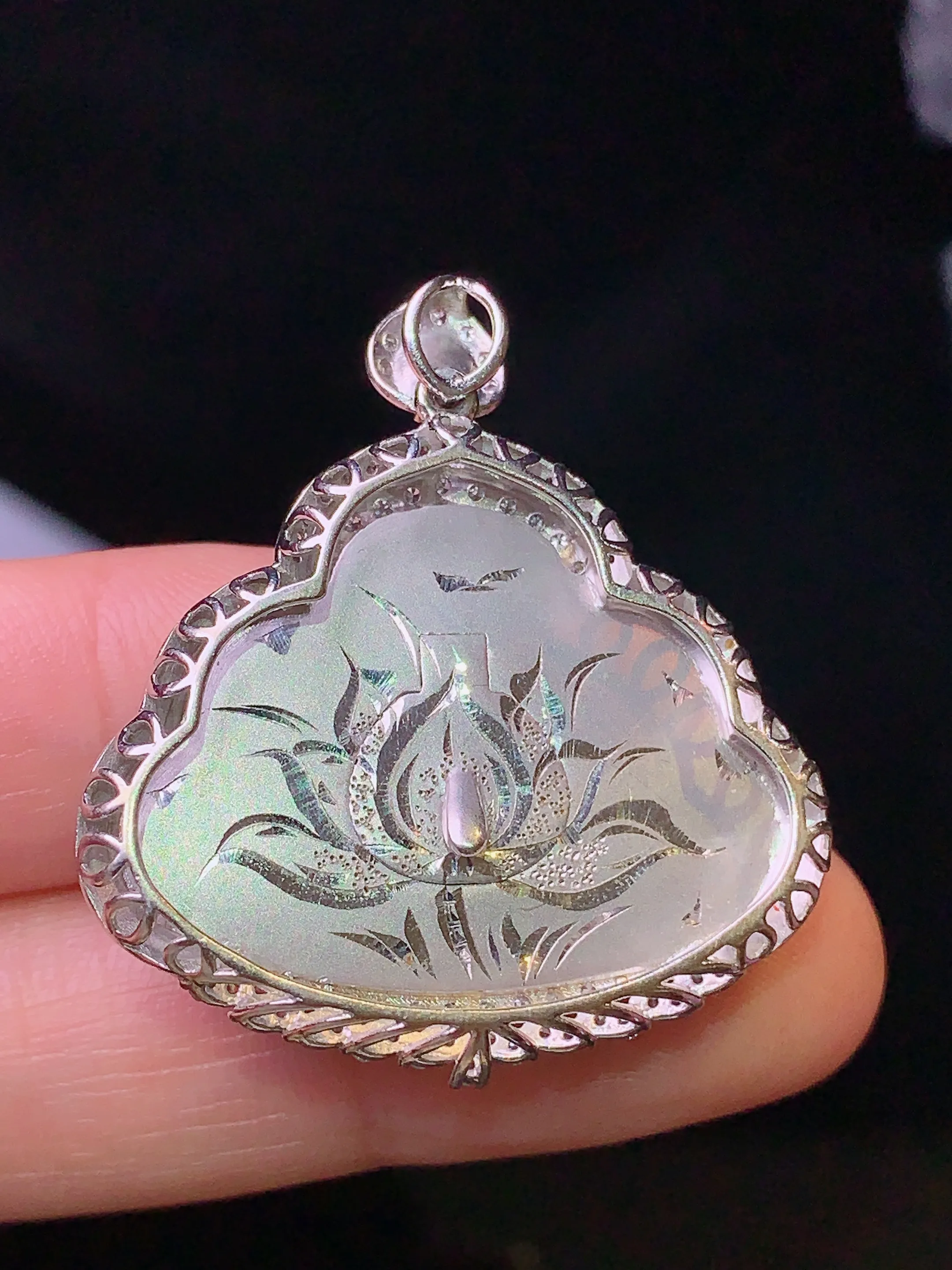 18k金钻镶嵌翠绿佛公吊坠 玉质细腻 色泽清新艳丽 整体尺寸34.5*31.3*8.2