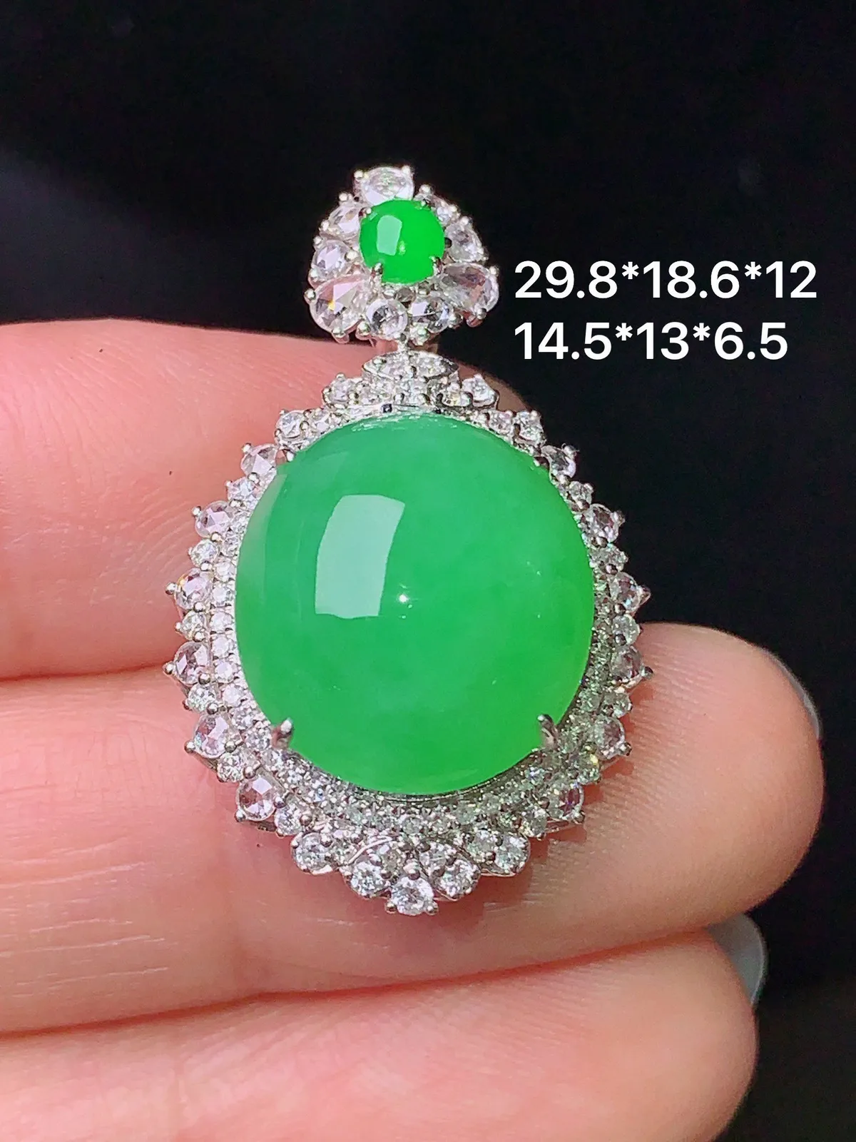 18k金钻镶嵌翠绿蛋面吊坠 玉质细腻 色泽清新艳丽 整体尺寸29.8*18.6*12