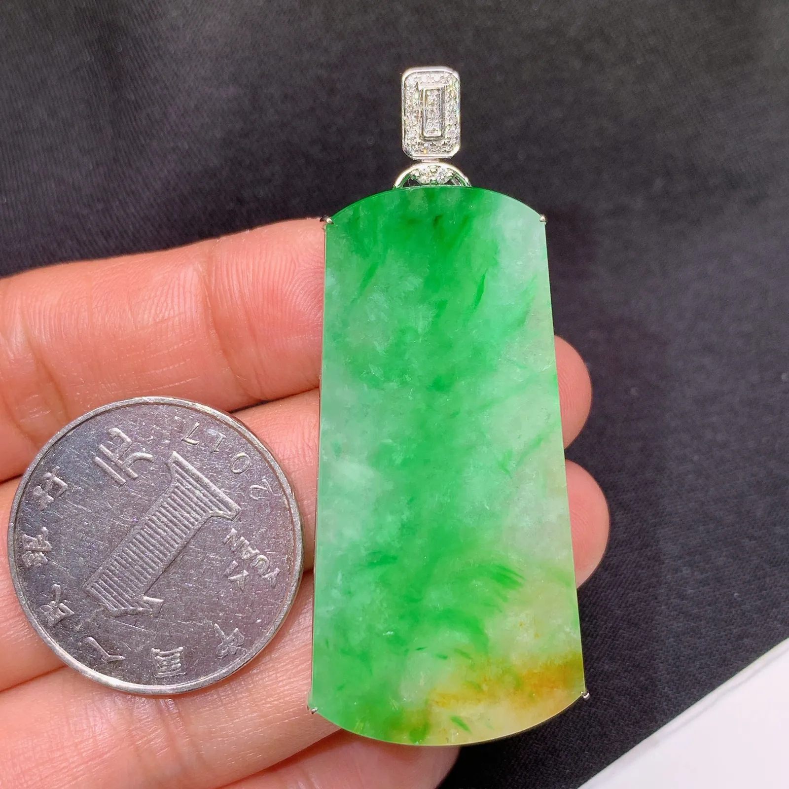 飘绿无事牌吊坠，18k金镶嵌，冰润色阳，玉质细腻 尺寸54.2*23*5.2