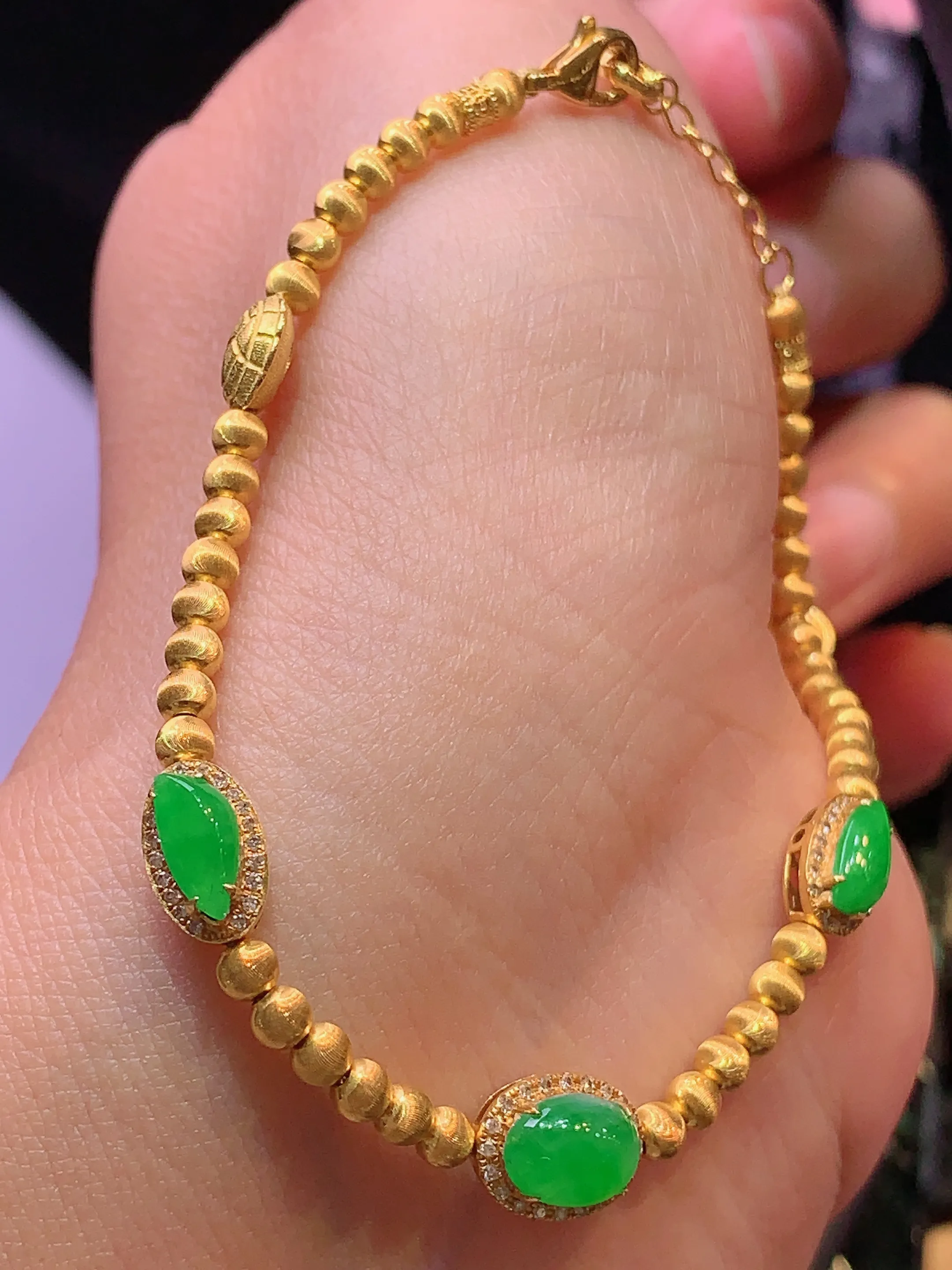18k金钻镶嵌满绿蛋面手链 玉质细腻 色泽清新艳丽 裸石尺寸7.6*5.3*3.5