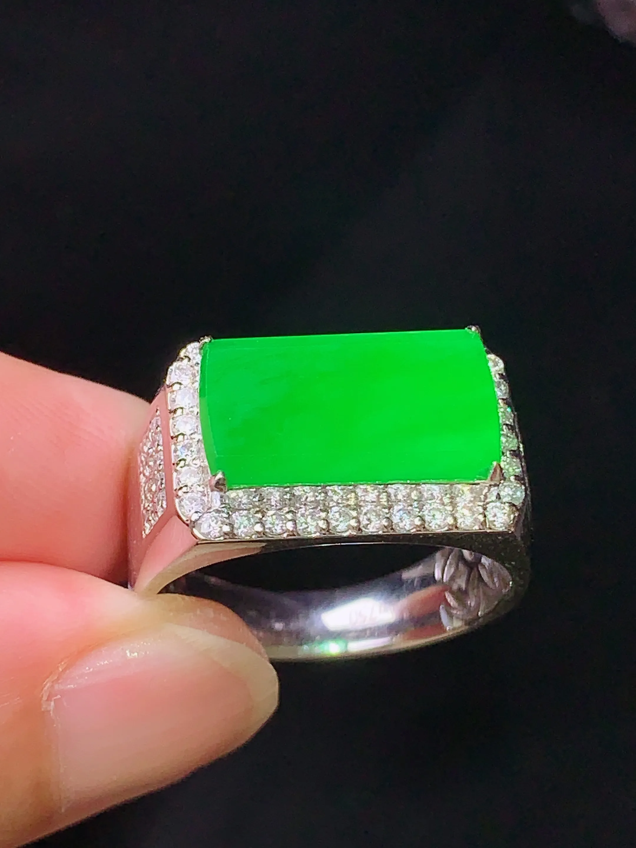 18k金钻镶嵌满绿马鞍戒指 玉质细腻 色泽清新艳丽 圈口17.5 整体尺寸8.5*14.5*2