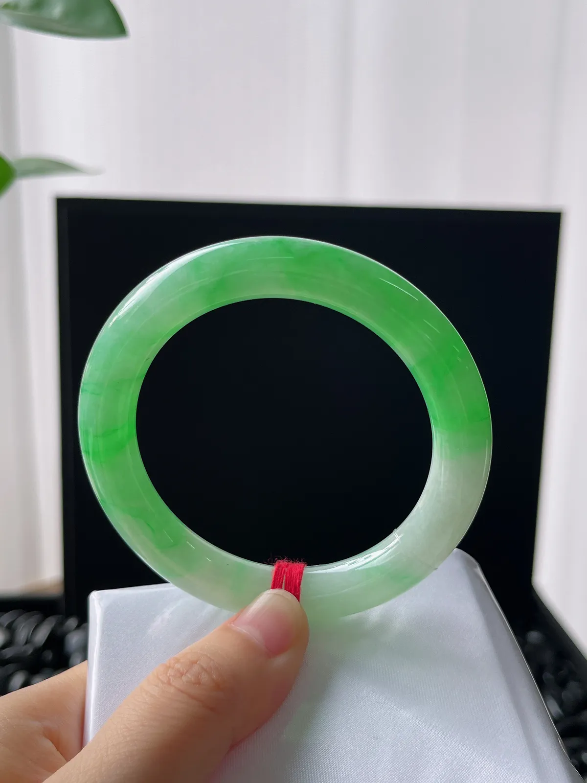 圆镯52.2圈口，翡翠冰糯种飘绿手镯