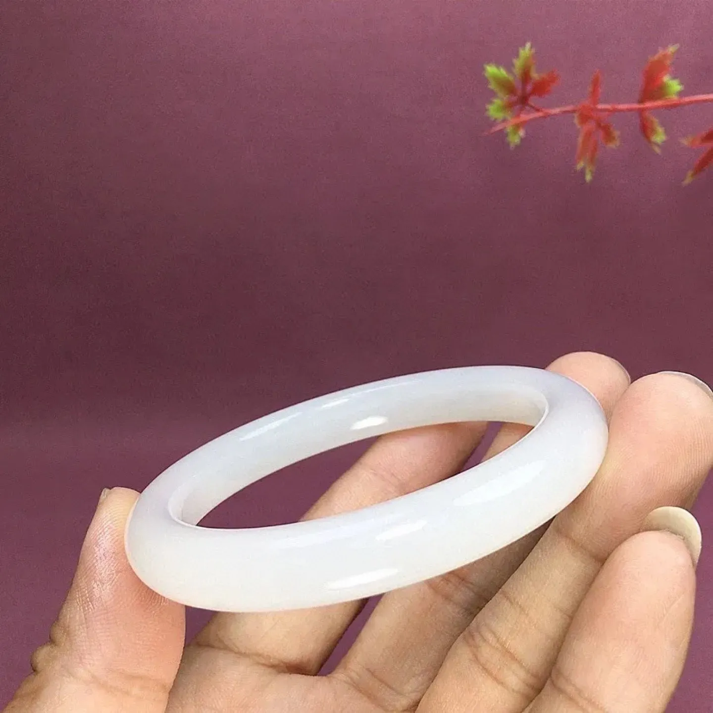 圈口57.5和田玉羊脂白玉手镯，玉质特细腻油润，白度一级，高脂粉，高品质，️萦绕腕间时，古韵不失时尚，素雅不失品味，细腻光滑的触感，使人沉醉，气质高雅！