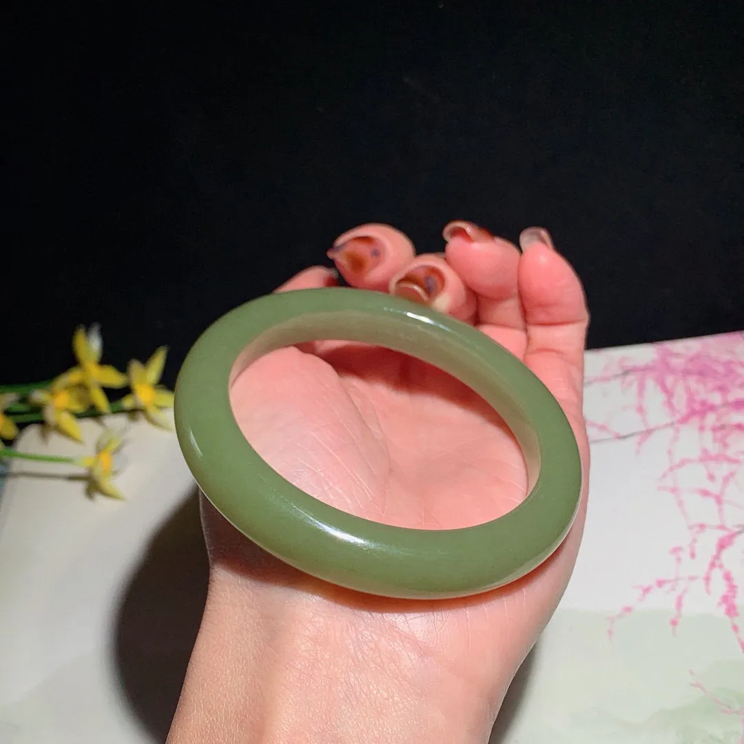 和田玉58圈口黄口料手镯！圈口58宽11.5玉质细腻油润 底色纯净 无裂无杂 脂粉好，品质高。